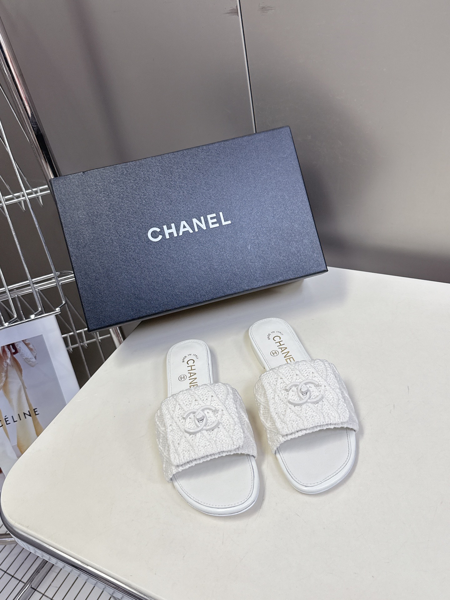  Chanel 香奈儿 25ss 春夏新品度假 毛线懒人拖 鞋
小香的一款全新设计 鞋面毛线纯手工编织搭