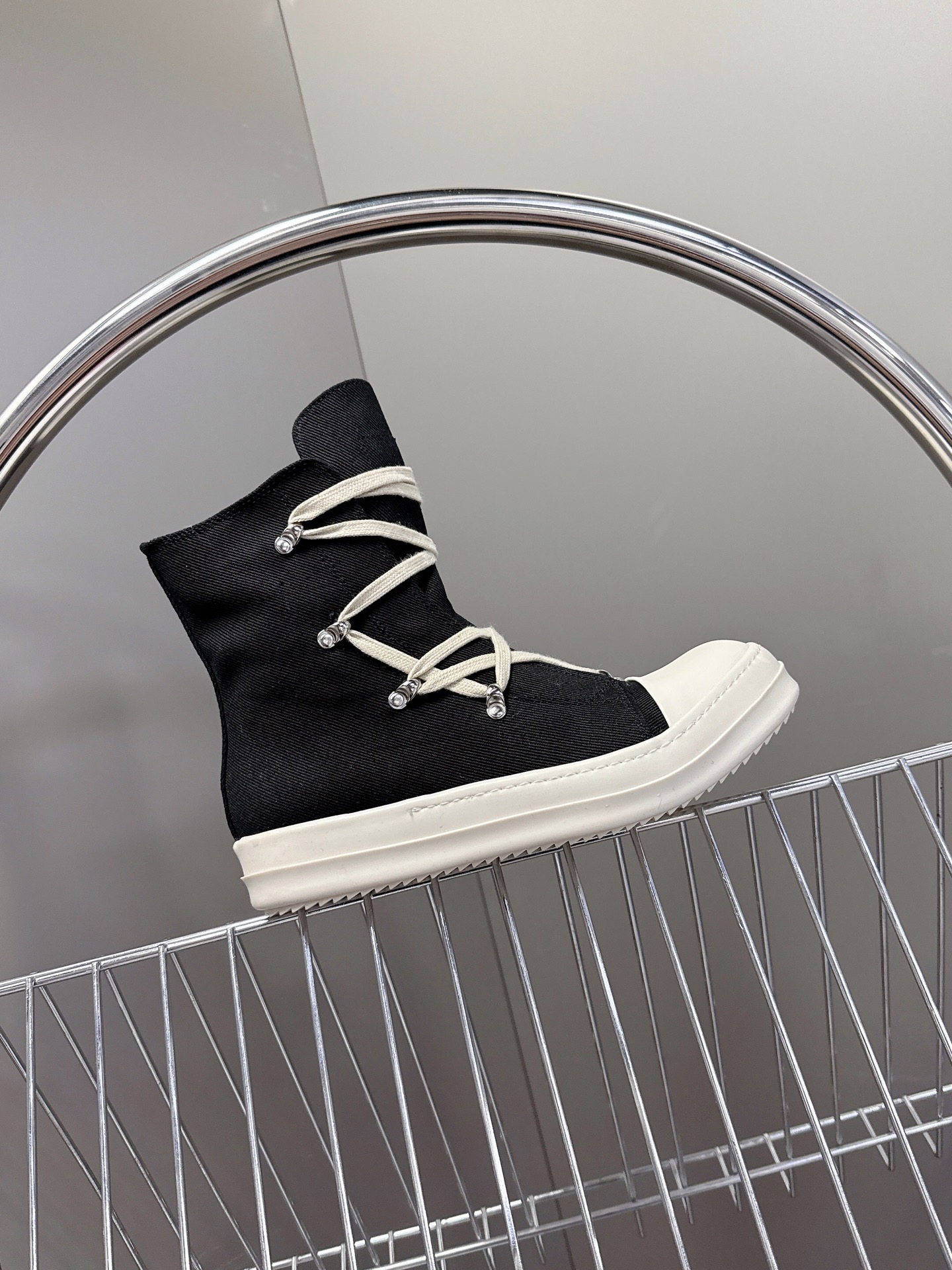 男➕10
Rickowens 欧文斯疯狂绑带鞋 麂皮黑色 年度“鞋王”区分市面所有版本 纯手工打造纯原，