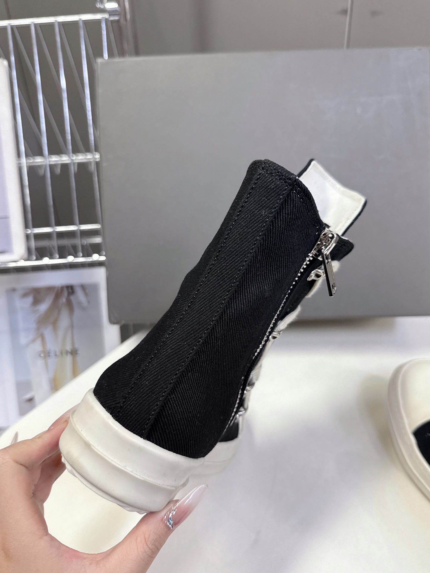 男➕10
Rickowens 欧文斯疯狂绑带鞋 麂皮黑色 年度“鞋王”区分市面所有版本 纯手工打造纯原，