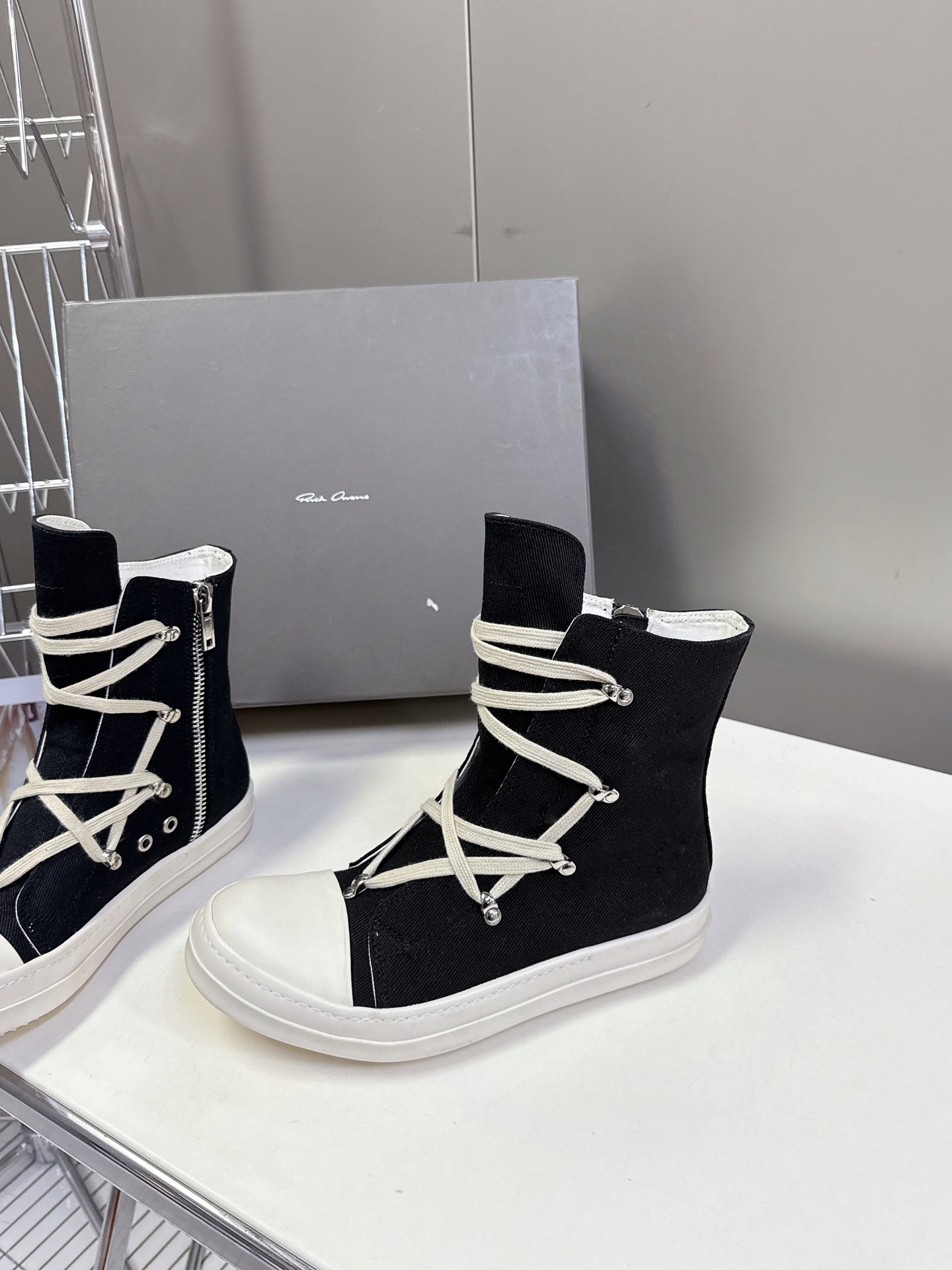 男➕10
Rickowens 欧文斯疯狂绑带鞋 麂皮黑色 年度“鞋王”区分市面所有版本 纯手工打造纯原，