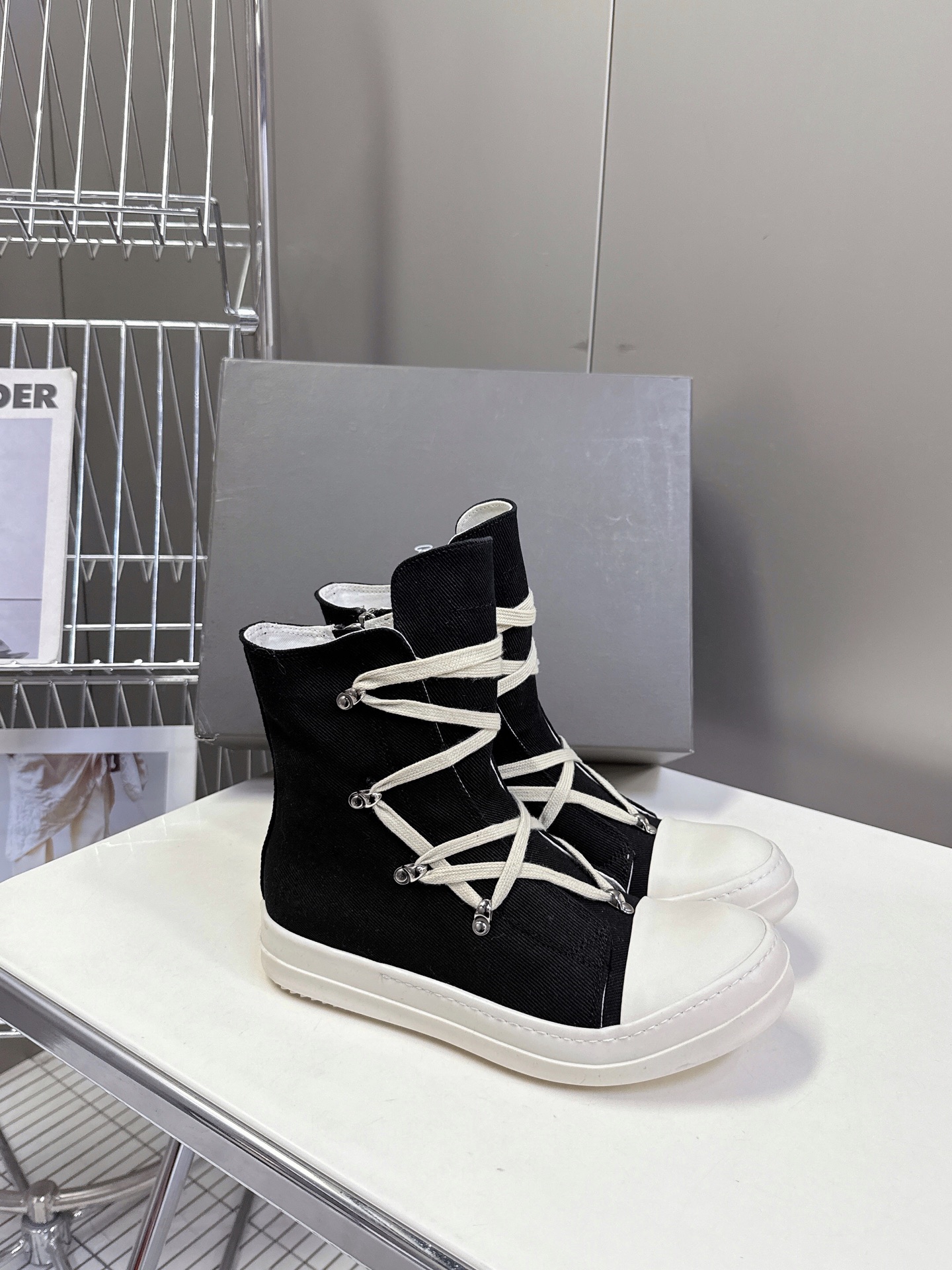 男➕10
Rickowens 欧文斯疯狂绑带鞋 麂皮黑色 年度“鞋王”区分市面所有版本 纯手工打造纯原，