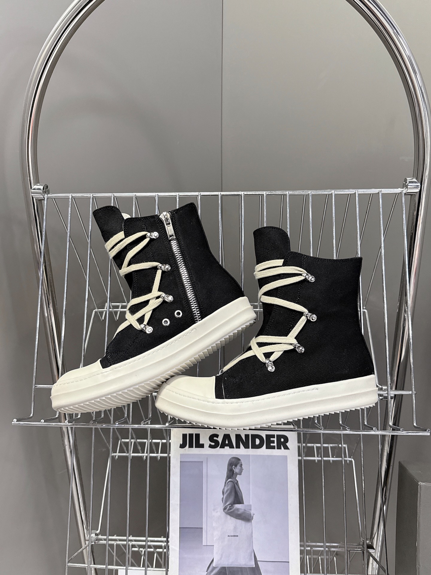 男➕10
Rickowens 欧文斯疯狂绑带鞋 麂皮黑色 年度“鞋王”区分市面所有版本 纯手工打造纯原，