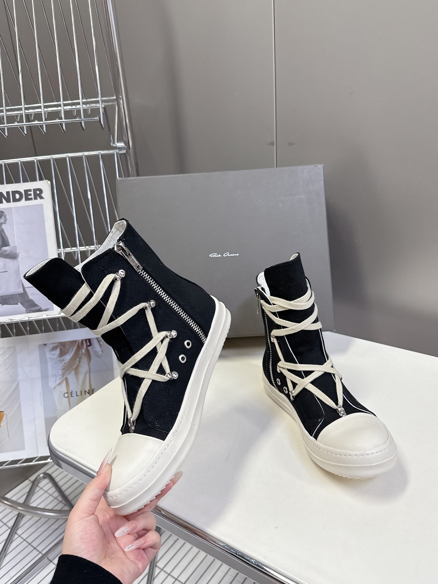 男➕10
Rickowens 欧文斯疯狂绑带鞋 麂皮黑色 年度“鞋王”区分市面所有版本 纯手工打造纯原，