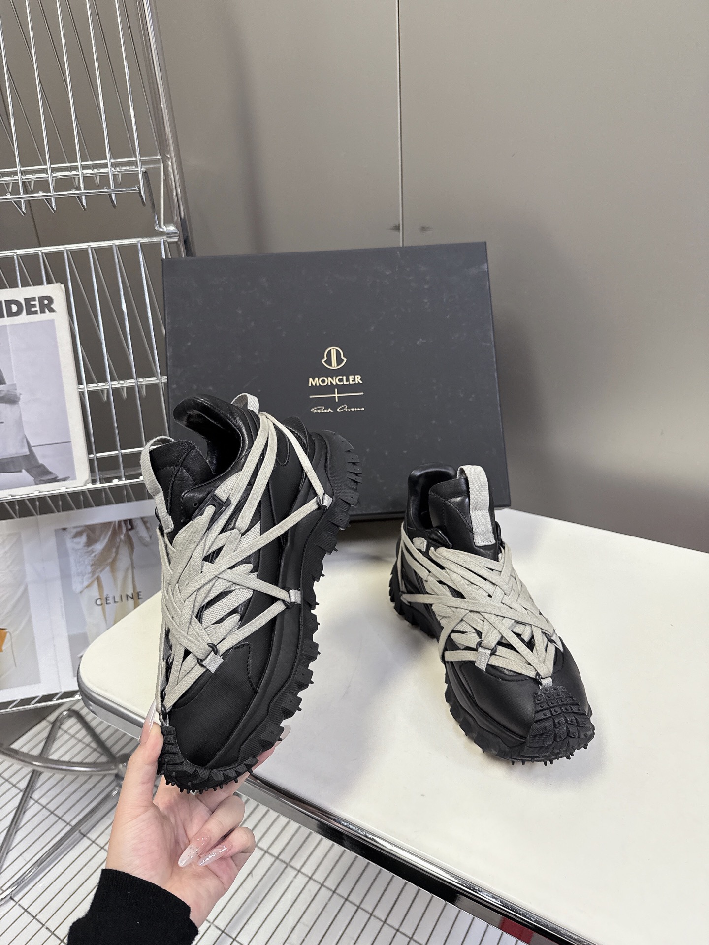  Rick Owens x Moncler 疯狂绑带V底鞋 登山鞋 情侣款
这季联名新鞋太帅啦！选用Mo