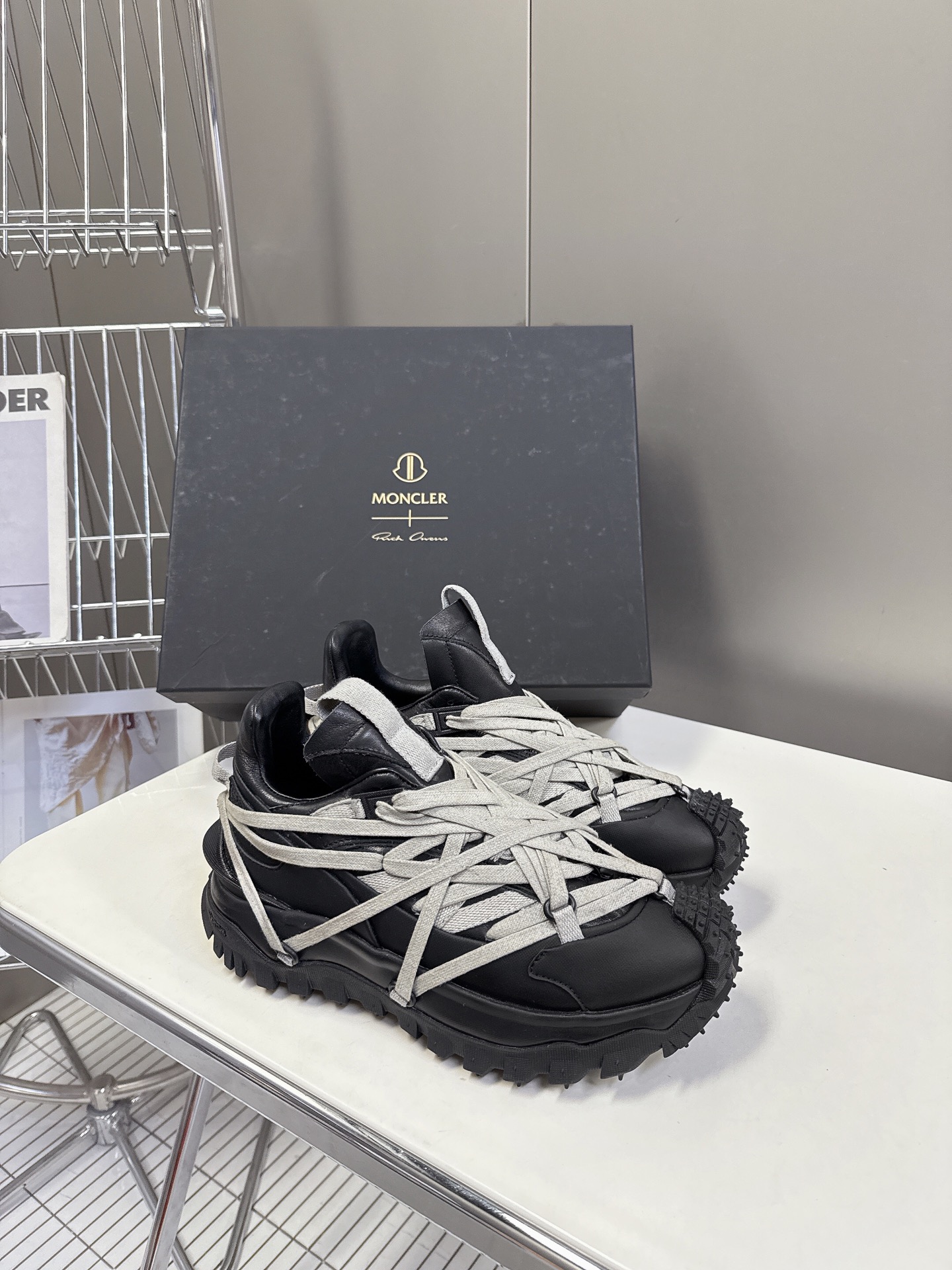  Rick Owens x Moncler 疯狂绑带V底鞋 登山鞋 情侣款
这季联名新鞋太帅啦！选用Mo