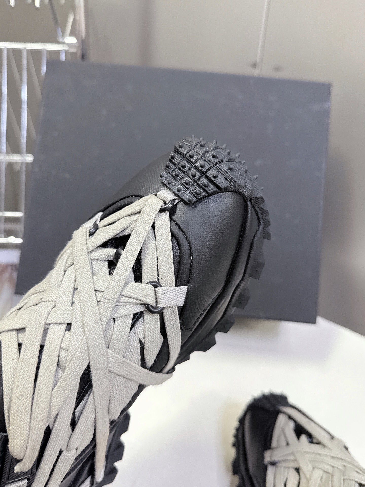  Rick Owens x Moncler 疯狂绑带V底鞋 登山鞋 情侣款
这季联名新鞋太帅啦！选用Mo