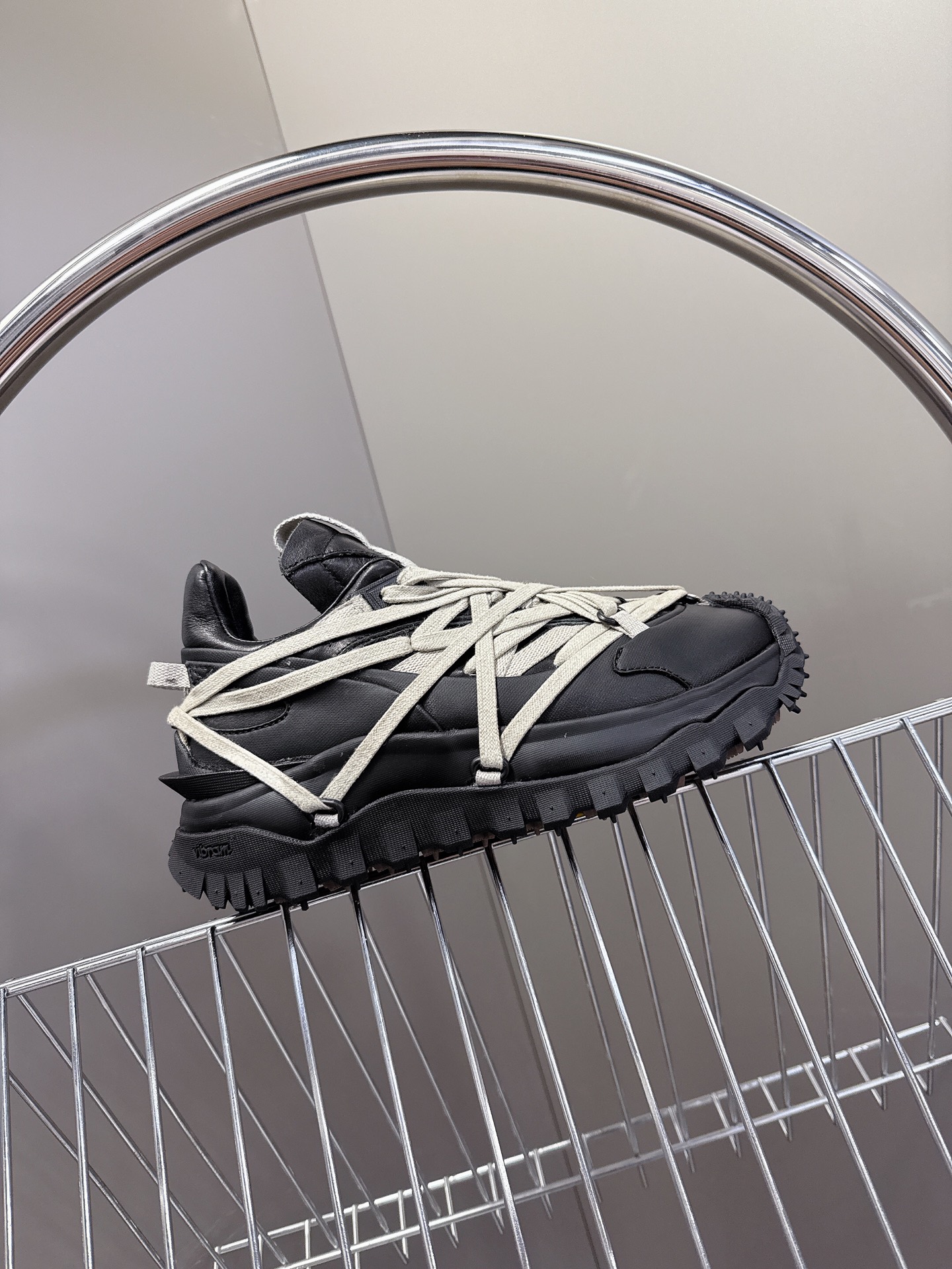  Rick Owens x Moncler 疯狂绑带V底鞋 登山鞋 情侣款
这季联名新鞋太帅啦！选用Mo