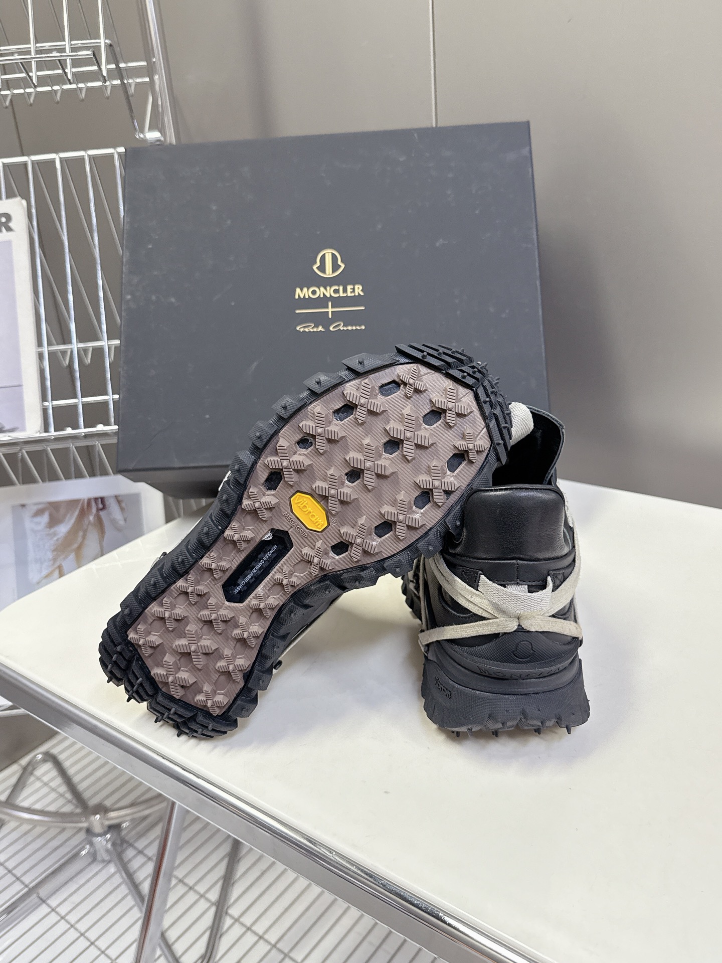  Rick Owens x Moncler 疯狂绑带V底鞋 登山鞋 情侣款
这季联名新鞋太帅啦！选用Mo