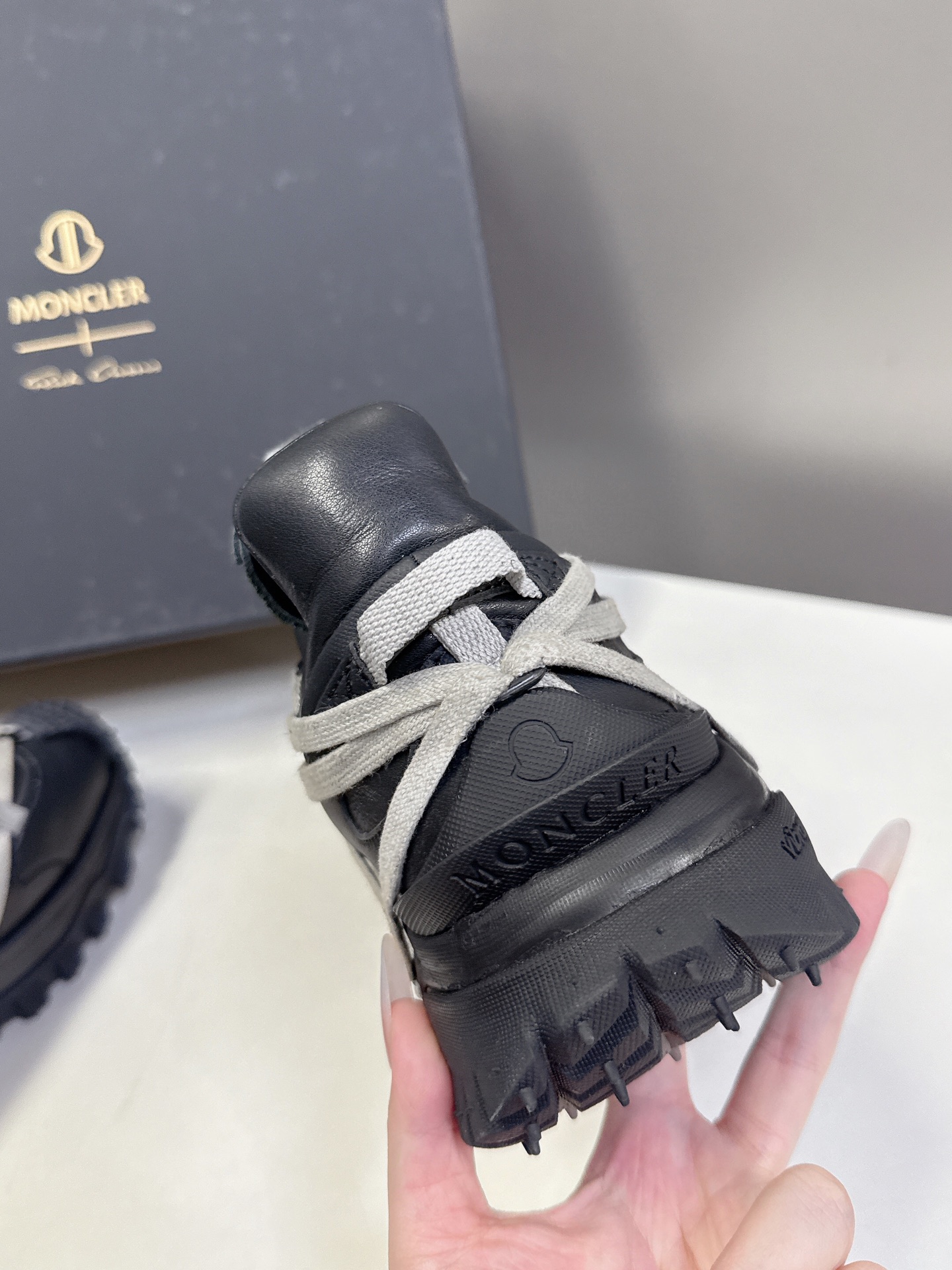  Rick Owens x Moncler 疯狂绑带V底鞋 登山鞋 情侣款
这季联名新鞋太帅啦！选用Mo