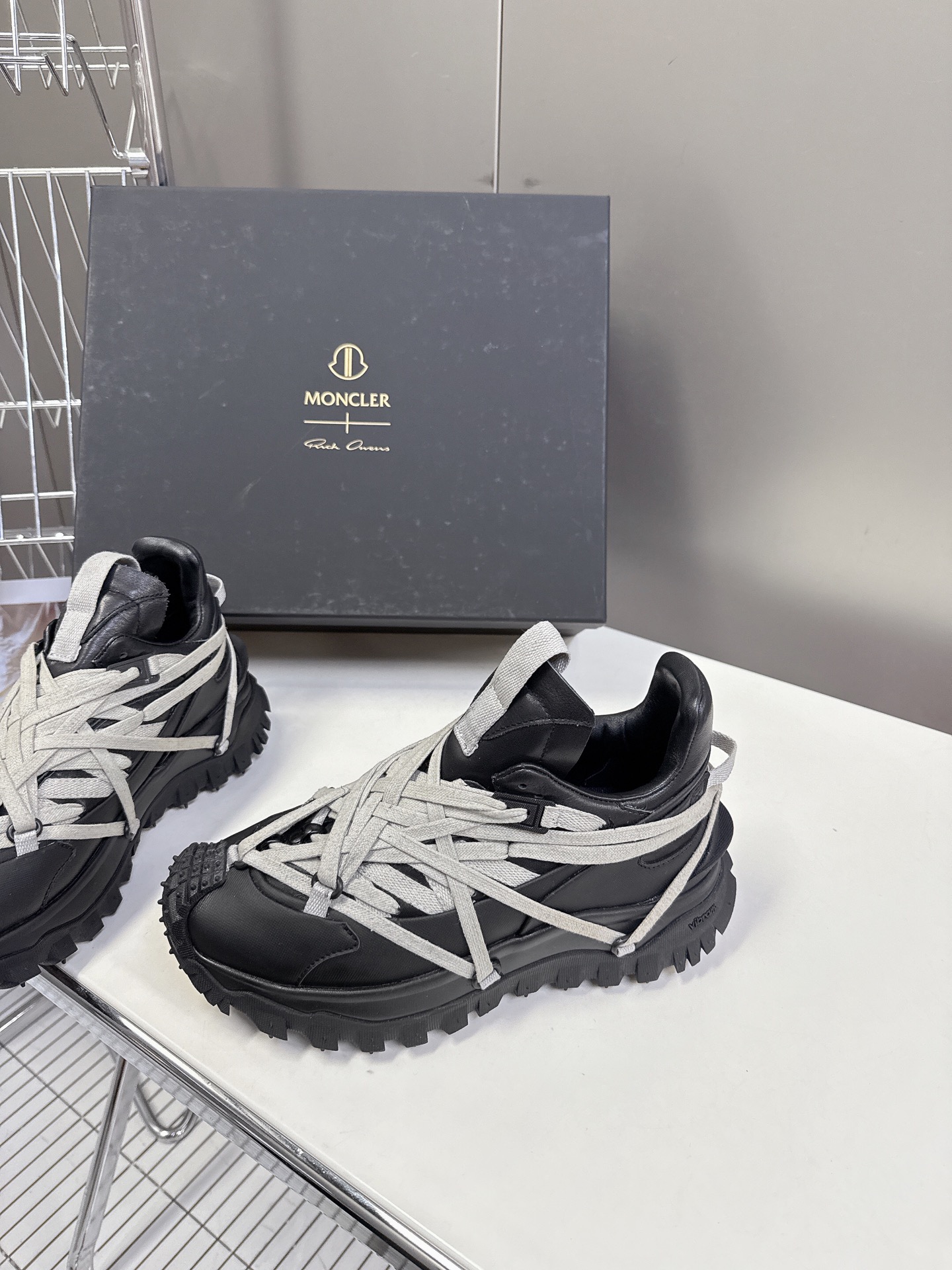  Rick Owens x Moncler 疯狂绑带V底鞋 登山鞋 情侣款
这季联名新鞋太帅啦！选用Mo