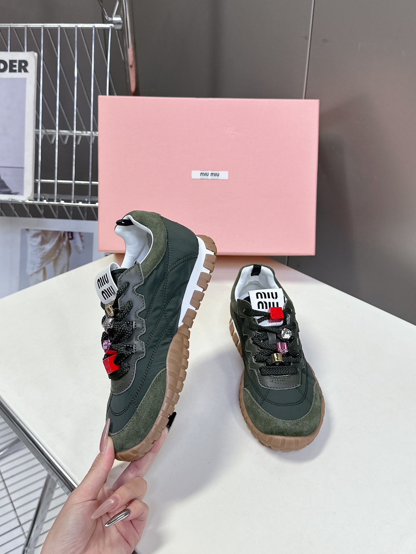 MiuMiu缪缪春夏秀款 饼干鞋 阿甘鞋休闲运动鞋专柜RMB9000购入开发 miumiu最新爆款 前卫