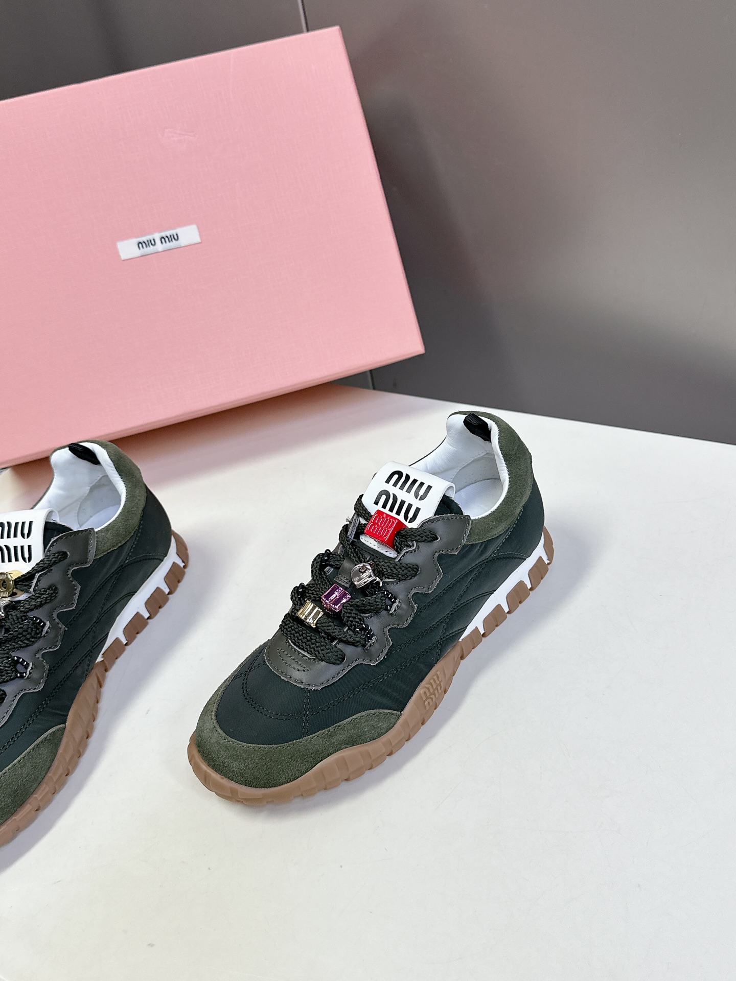 MiuMiu缪缪春夏秀款 饼干鞋 阿甘鞋休闲运动鞋专柜RMB9000购入开发 miumiu最新爆款 前卫