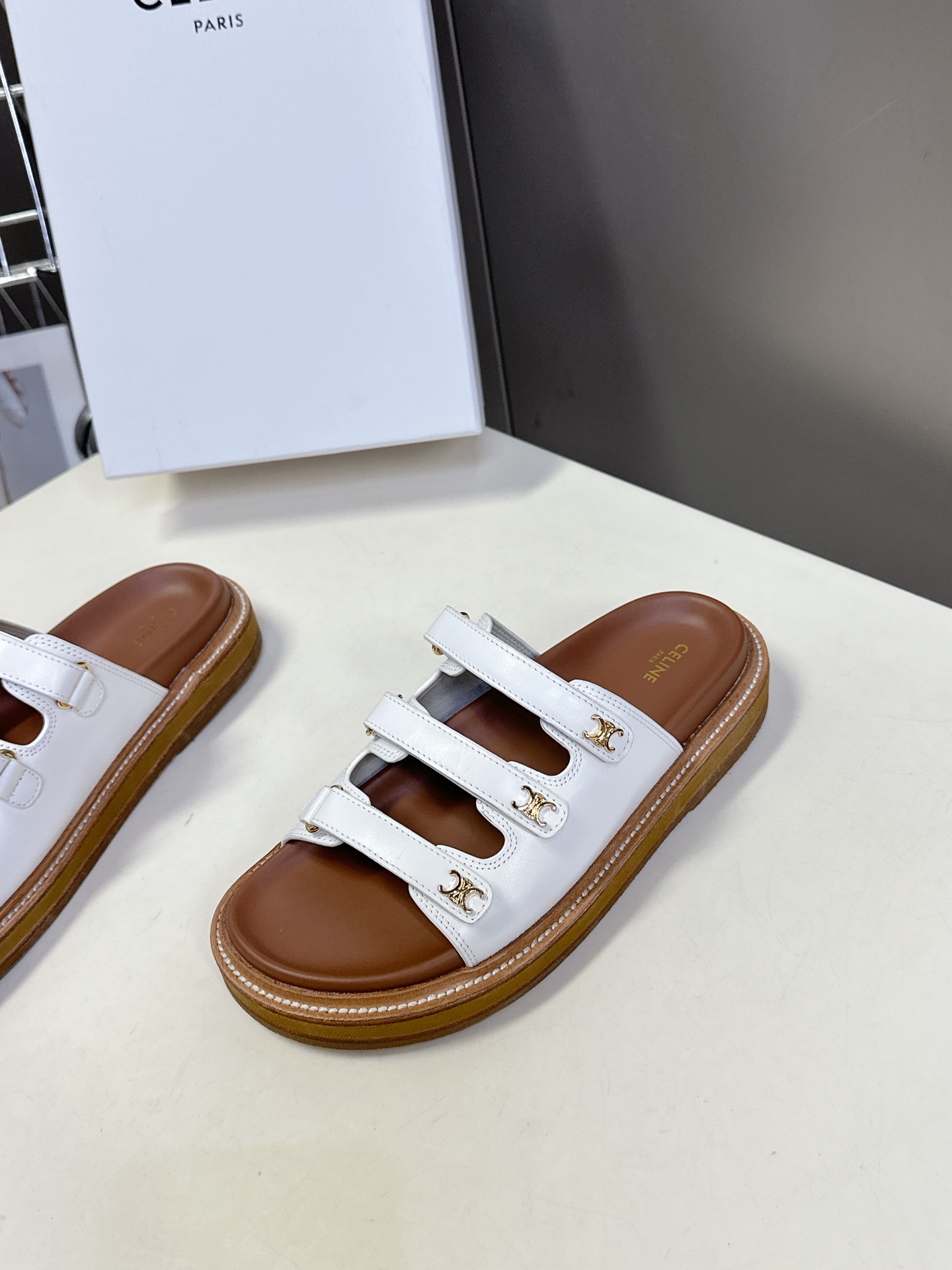  【CELINE】思琳代级别 春夏新品凯旋门复古罗马凉鞋拖鞋  进出专柜无压力，重工版，拒绝一眼假low
