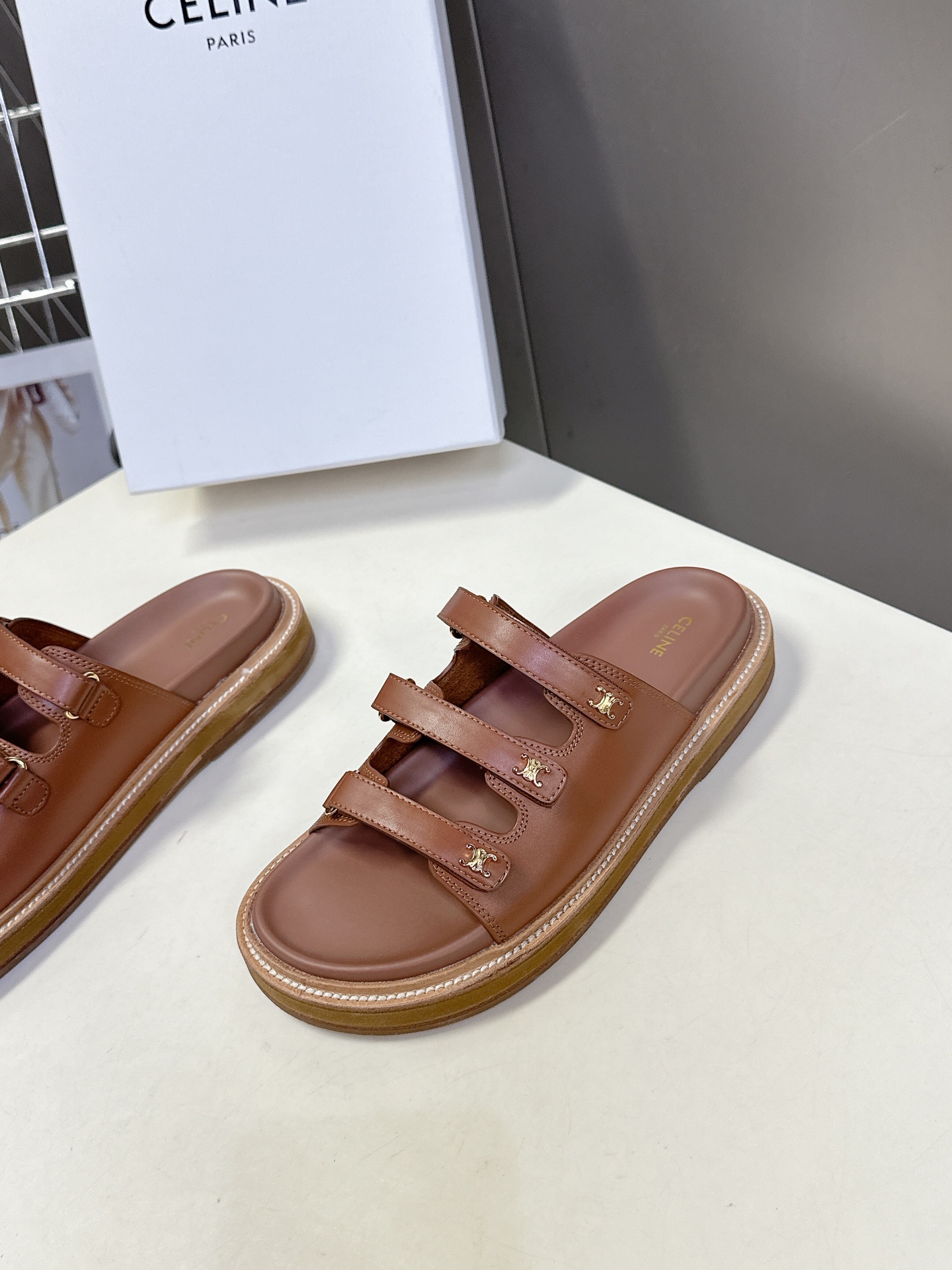  【CELINE】思琳代级别 春夏新品凯旋门复古罗马凉鞋拖鞋  进出专柜无压力，重工版，拒绝一眼假low
