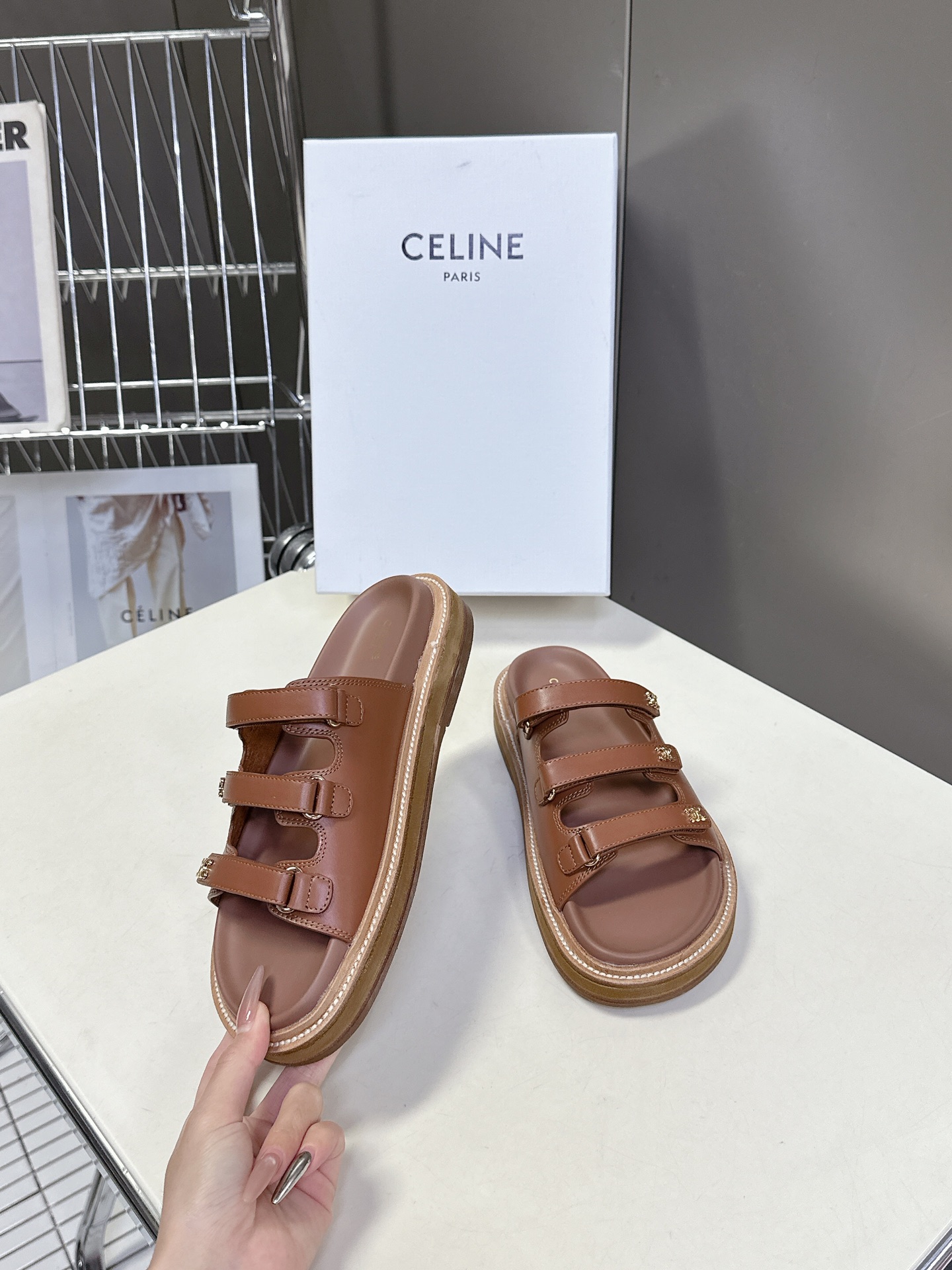  【CELINE】思琳代级别 春夏新品凯旋门复古罗马凉鞋拖鞋  进出专柜无压力，重工版，拒绝一眼假low