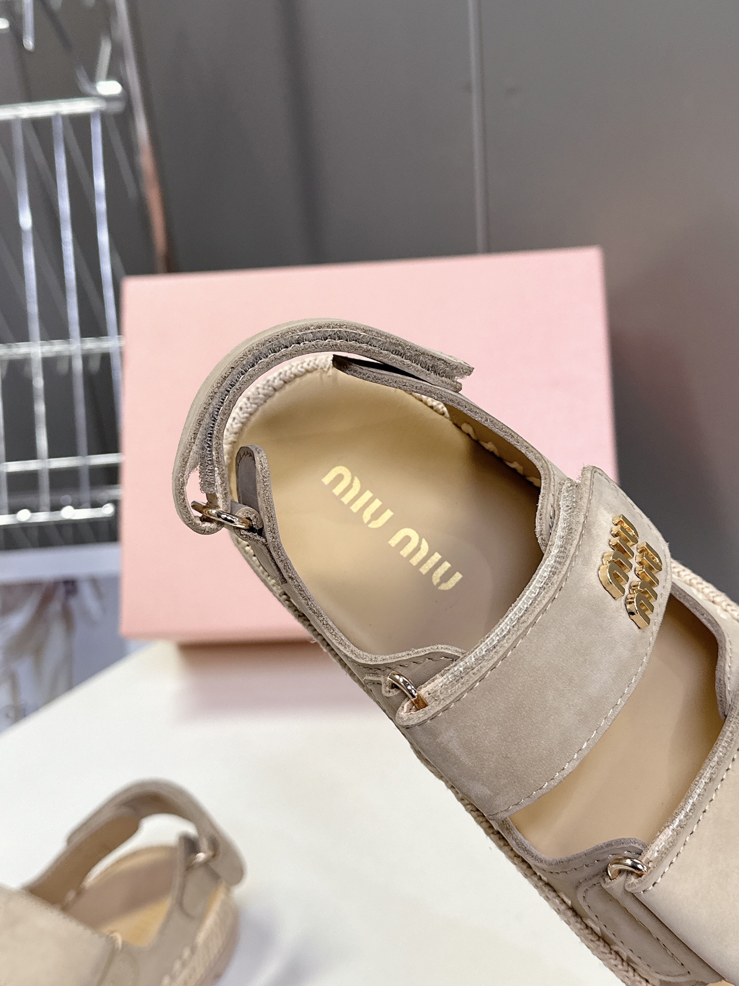  Miu Miu缪缪春夏系列厚底魔术贴凉鞋

原版拆卸 对版菱格纹 秒杀市面版本 Miu真的太少女啦！小