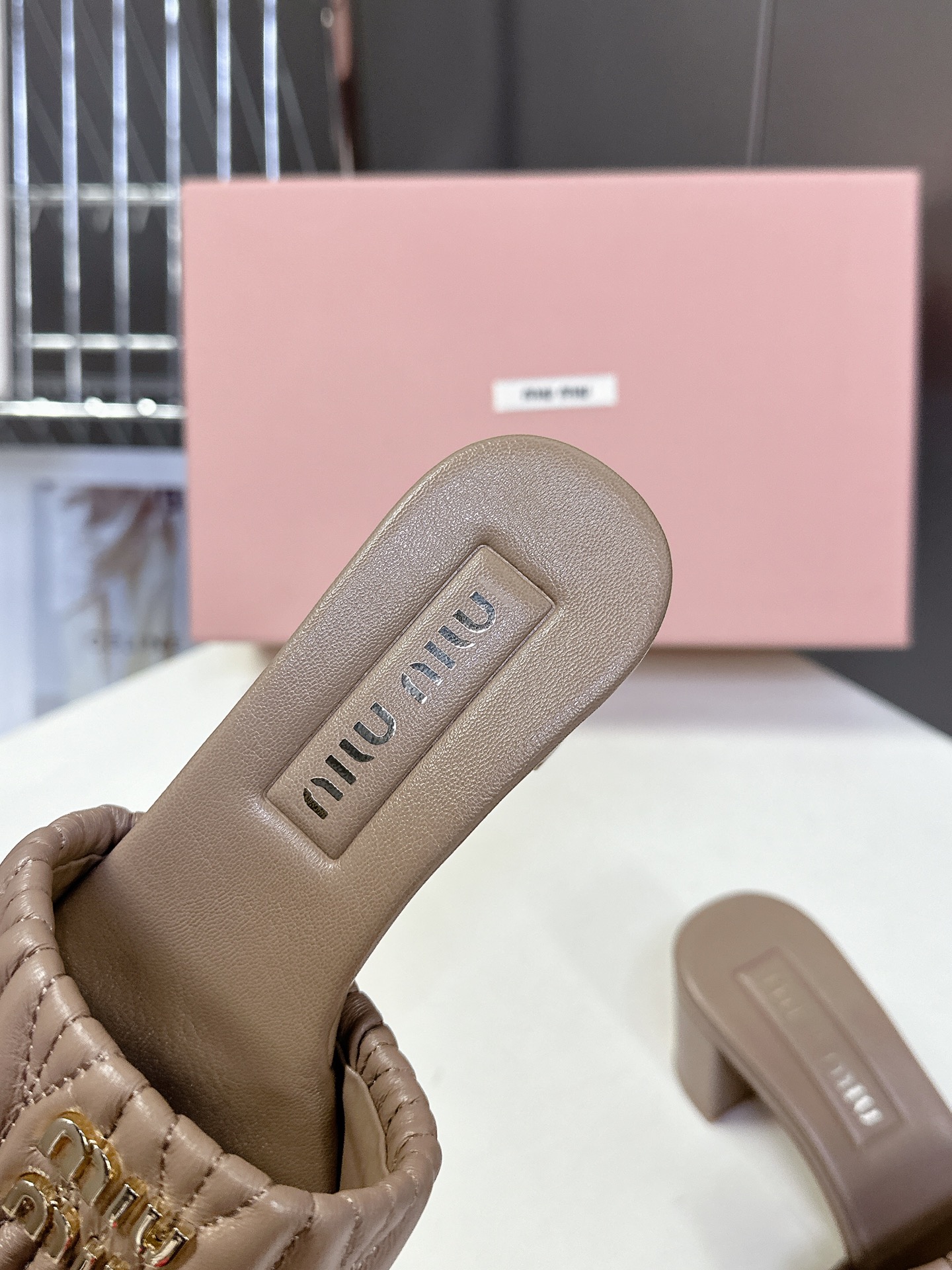  MiuMiu 缪缪春夏秀款拖鞋
        面料采用原版一致进口小牛皮 牛自然褶皱 开模logo五