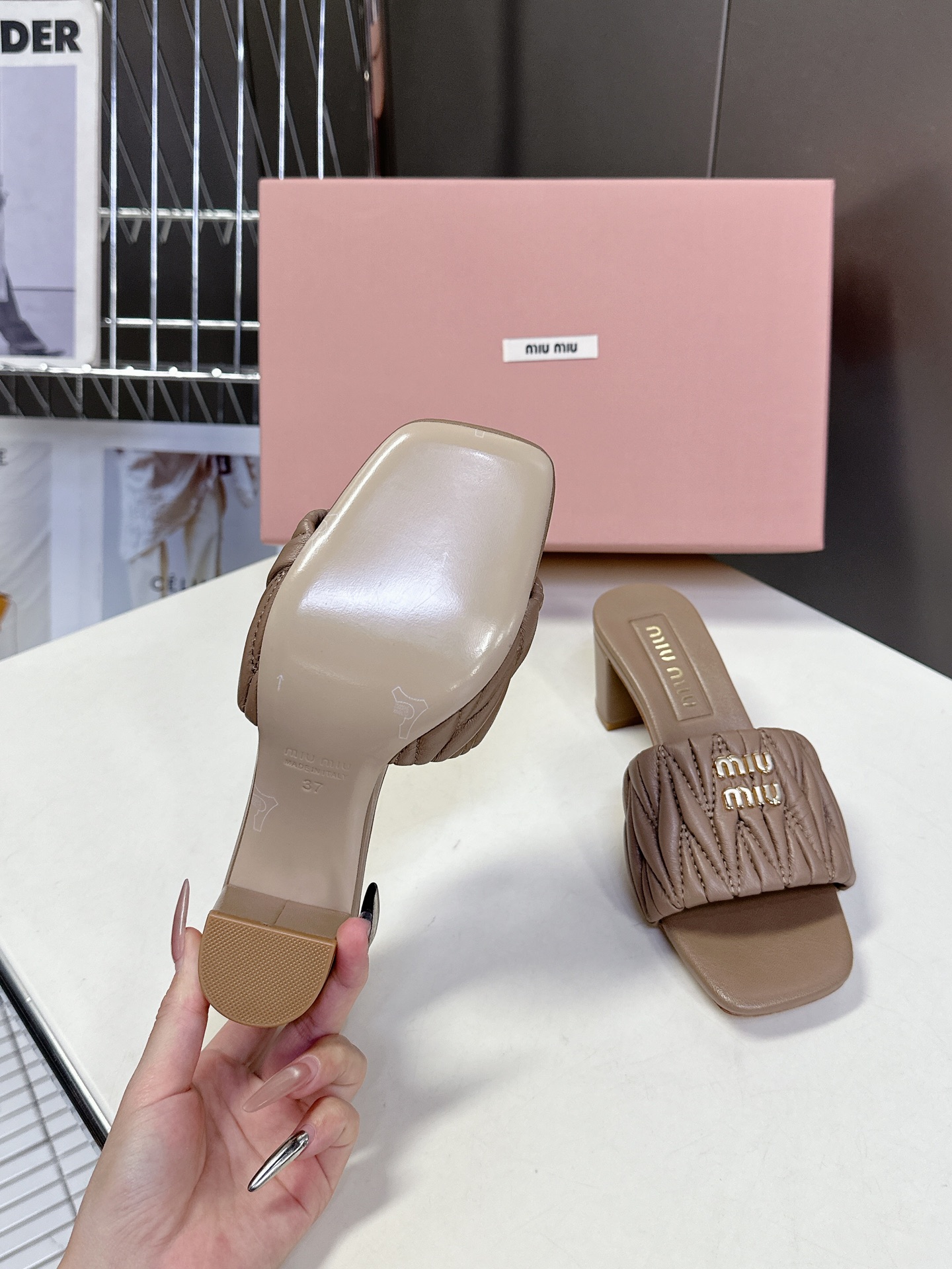  MiuMiu 缪缪春夏秀款拖鞋
        面料采用原版一致进口小牛皮 牛自然褶皱 开模logo五