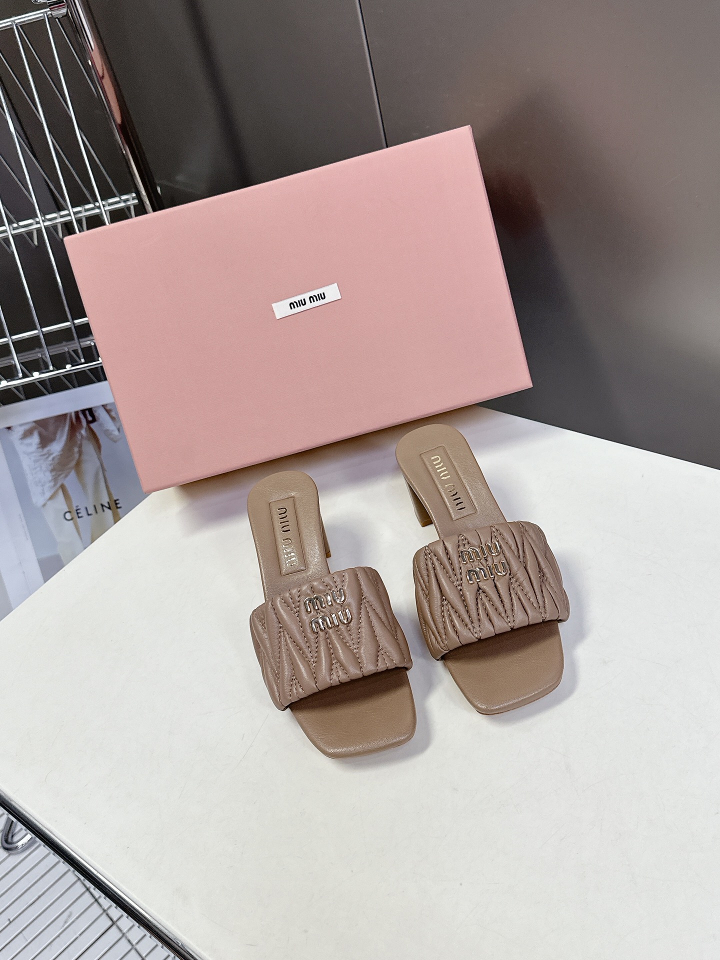  MiuMiu 缪缪春夏秀款拖鞋
        面料采用原版一致进口小牛皮 牛自然褶皱 开模logo五