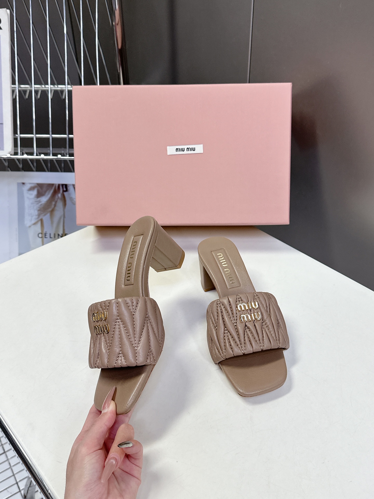  MiuMiu 缪缪春夏秀款拖鞋
        面料采用原版一致进口小牛皮 牛自然褶皱 开模logo五