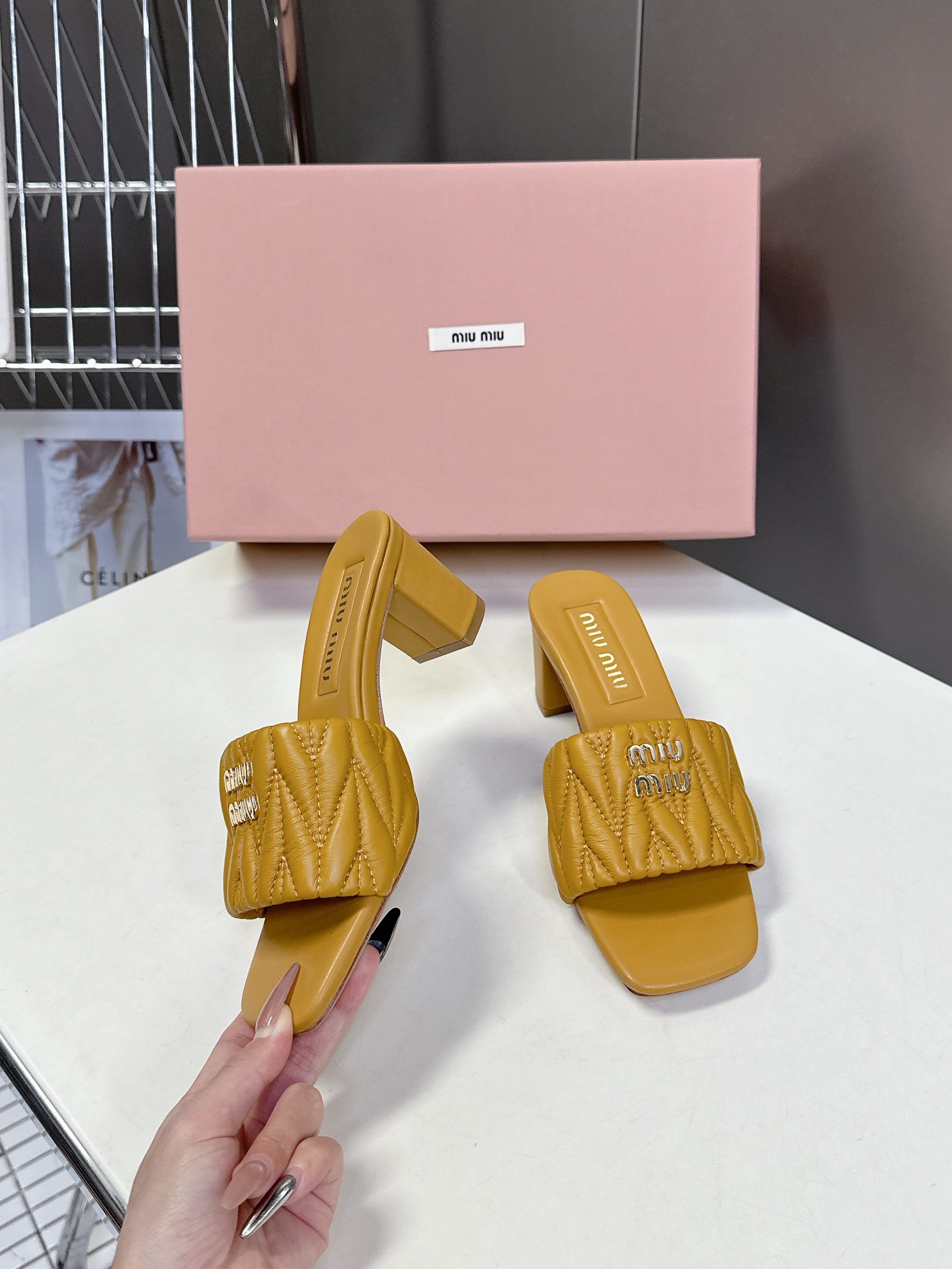  MiuMiu 缪缪春夏秀款拖鞋
        面料采用原版一致进口小牛皮 牛自然褶皱 开模logo五