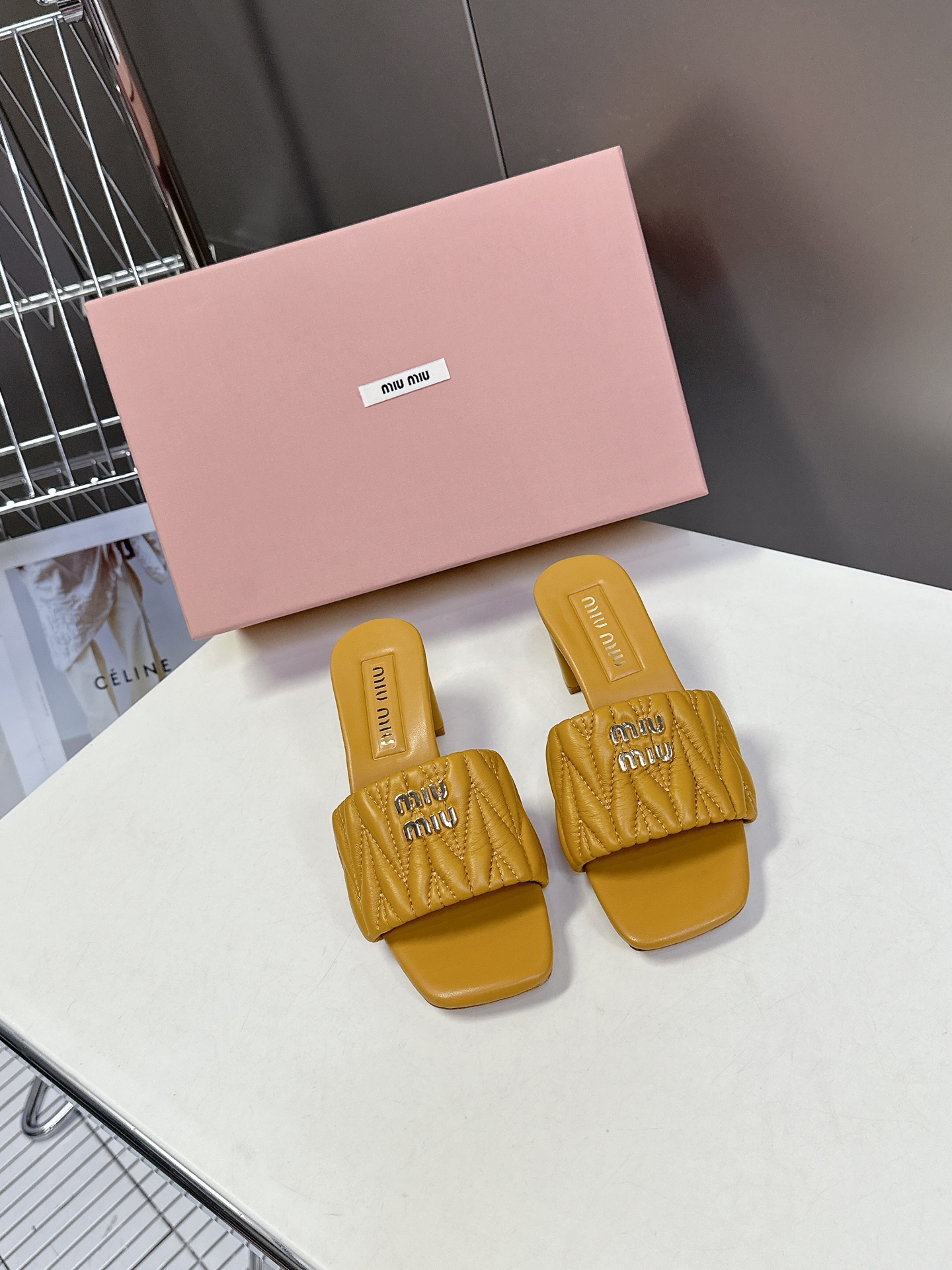  MiuMiu 缪缪春夏秀款拖鞋
        面料采用原版一致进口小牛皮 牛自然褶皱 开模logo五