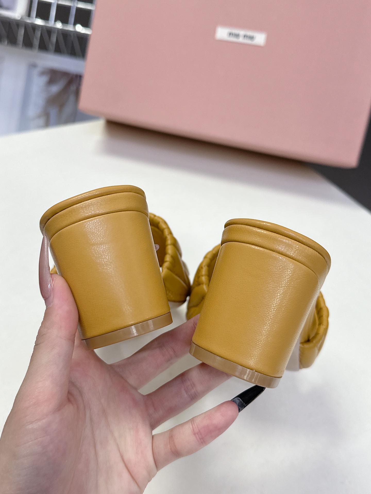  MiuMiu 缪缪春夏秀款拖鞋
        面料采用原版一致进口小牛皮 牛自然褶皱 开模logo五