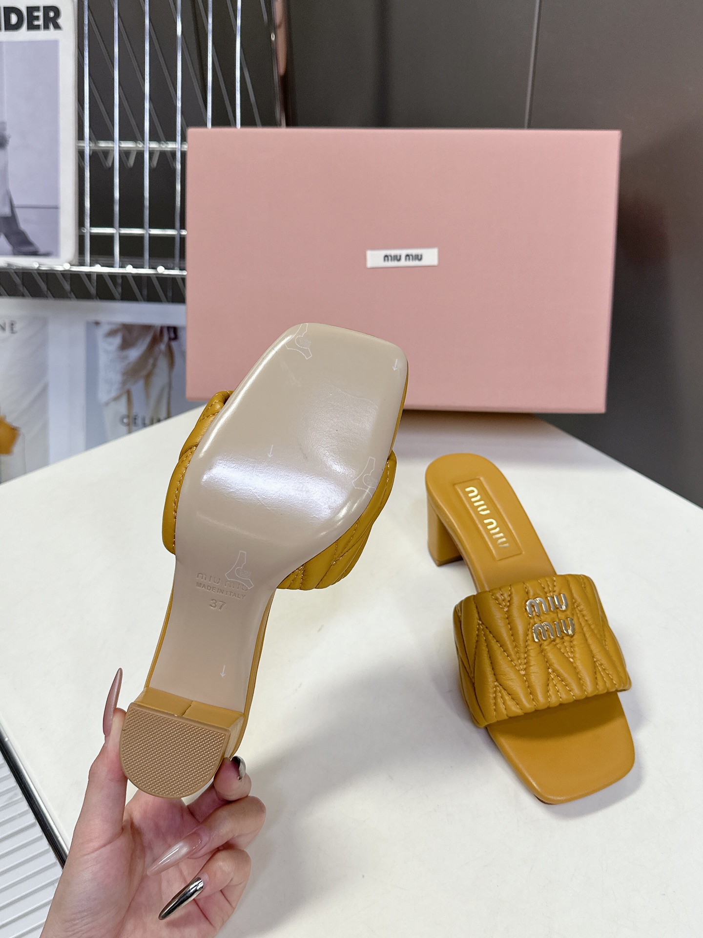  MiuMiu 缪缪春夏秀款拖鞋
        面料采用原版一致进口小牛皮 牛自然褶皱 开模logo五