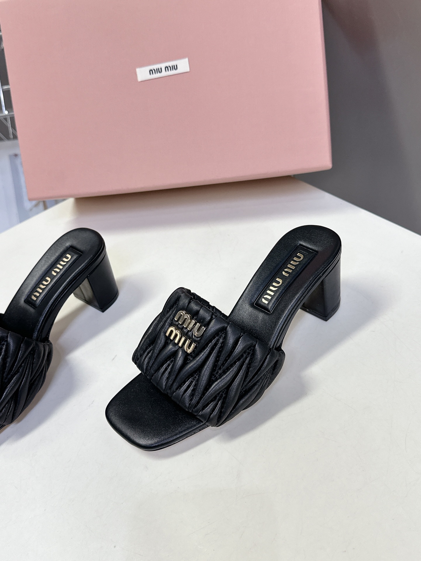  MiuMiu 缪缪春夏秀款拖鞋
        面料采用原版一致进口小牛皮 牛自然褶皱 开模logo五