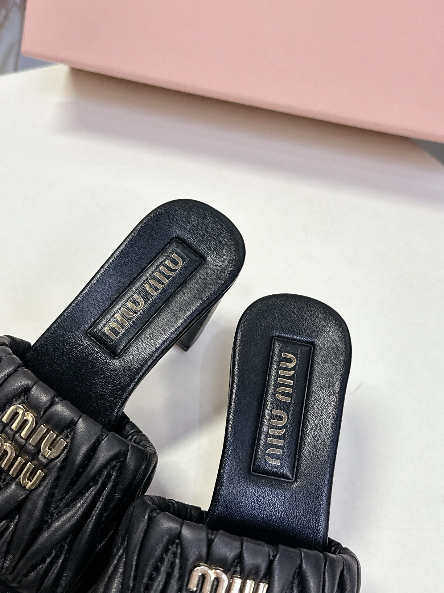  MiuMiu 缪缪春夏秀款拖鞋
        面料采用原版一致进口小牛皮 牛自然褶皱 开模logo五