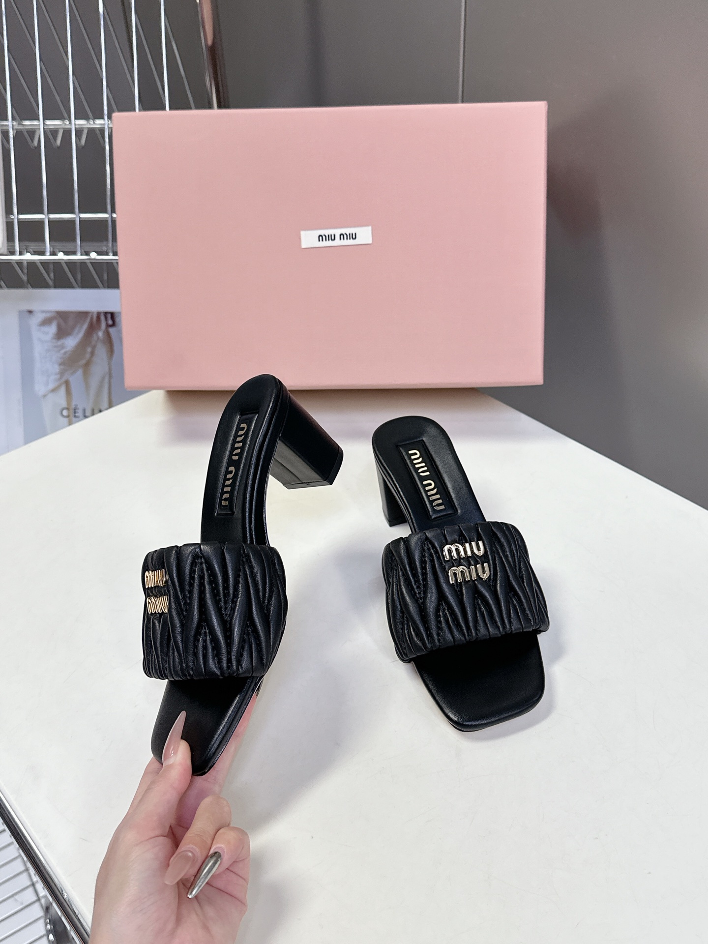  MiuMiu 缪缪春夏秀款拖鞋
        面料采用原版一致进口小牛皮 牛自然褶皱 开模logo五