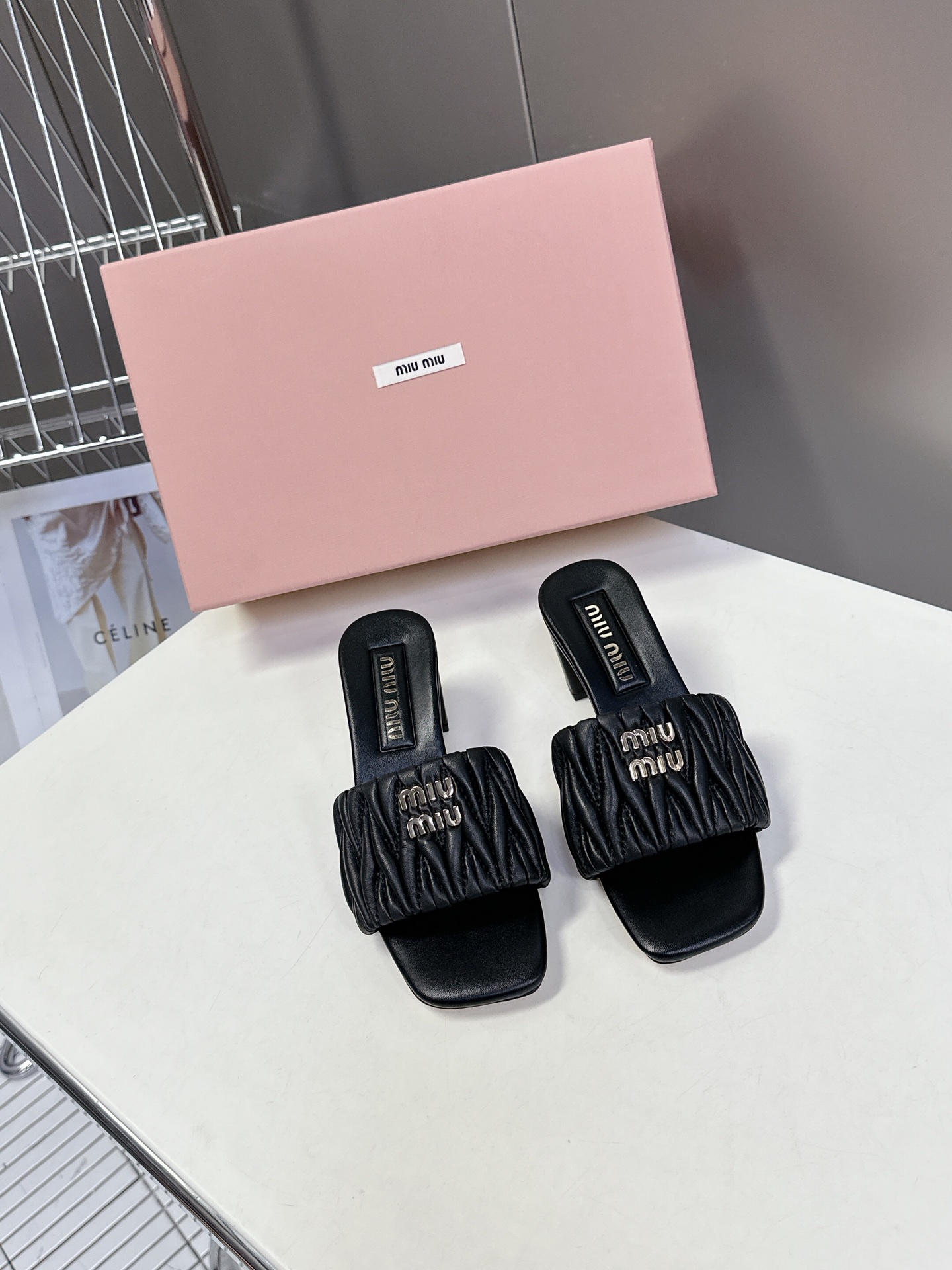  MiuMiu 缪缪春夏秀款拖鞋
        面料采用原版一致进口小牛皮 牛自然褶皱 开模logo五