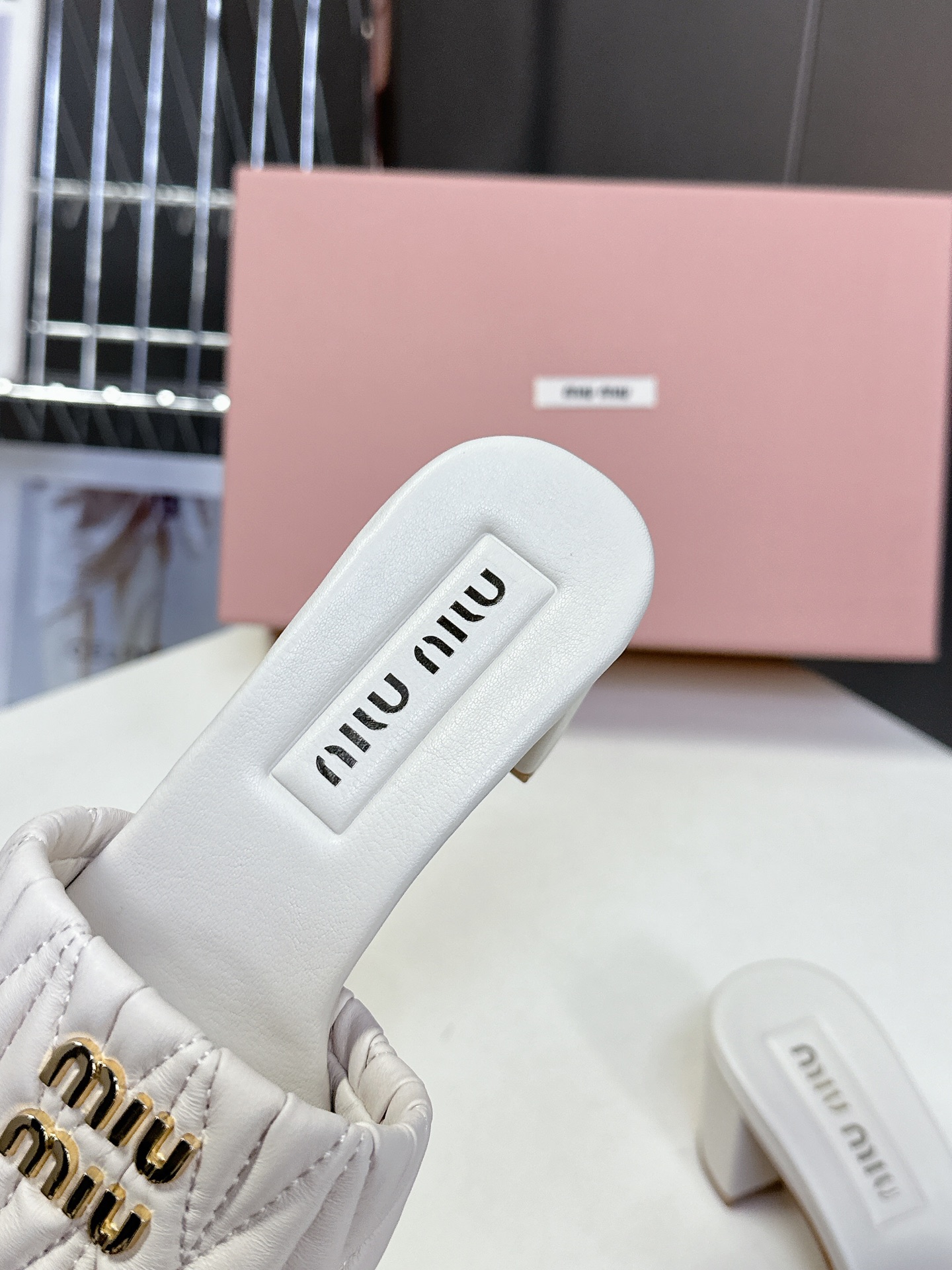  MiuMiu 缪缪春夏秀款拖鞋
        面料采用原版一致进口小牛皮 牛自然褶皱 开模logo五