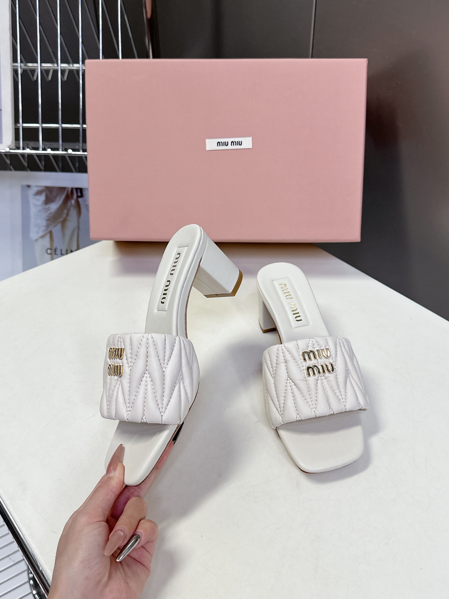  MiuMiu 缪缪春夏秀款拖鞋
        面料采用原版一致进口小牛皮 牛自然褶皱 开模logo五