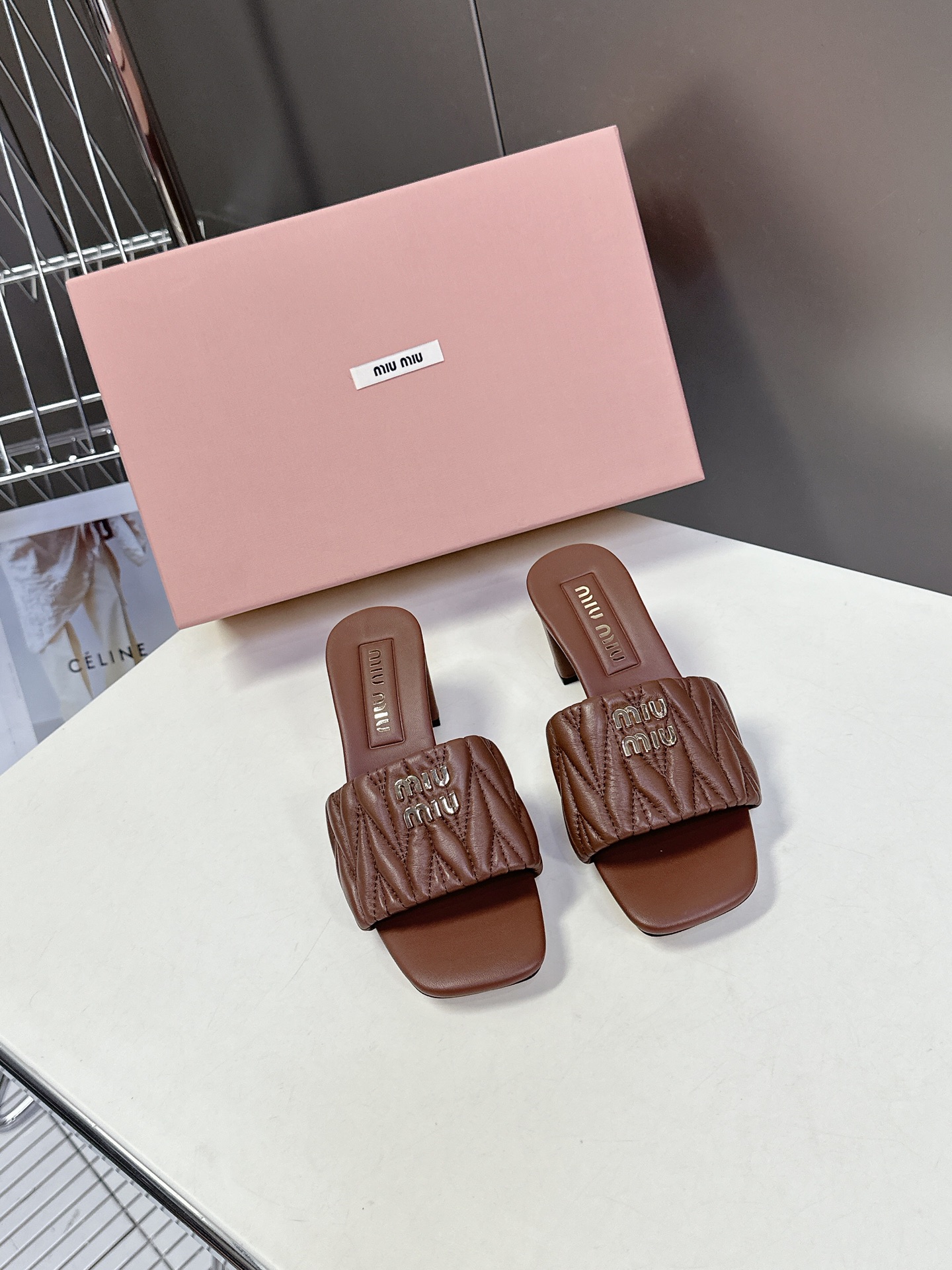  MiuMiu 缪缪春夏秀款拖鞋
        面料采用原版一致进口小牛皮 牛自然褶皱 开模logo五