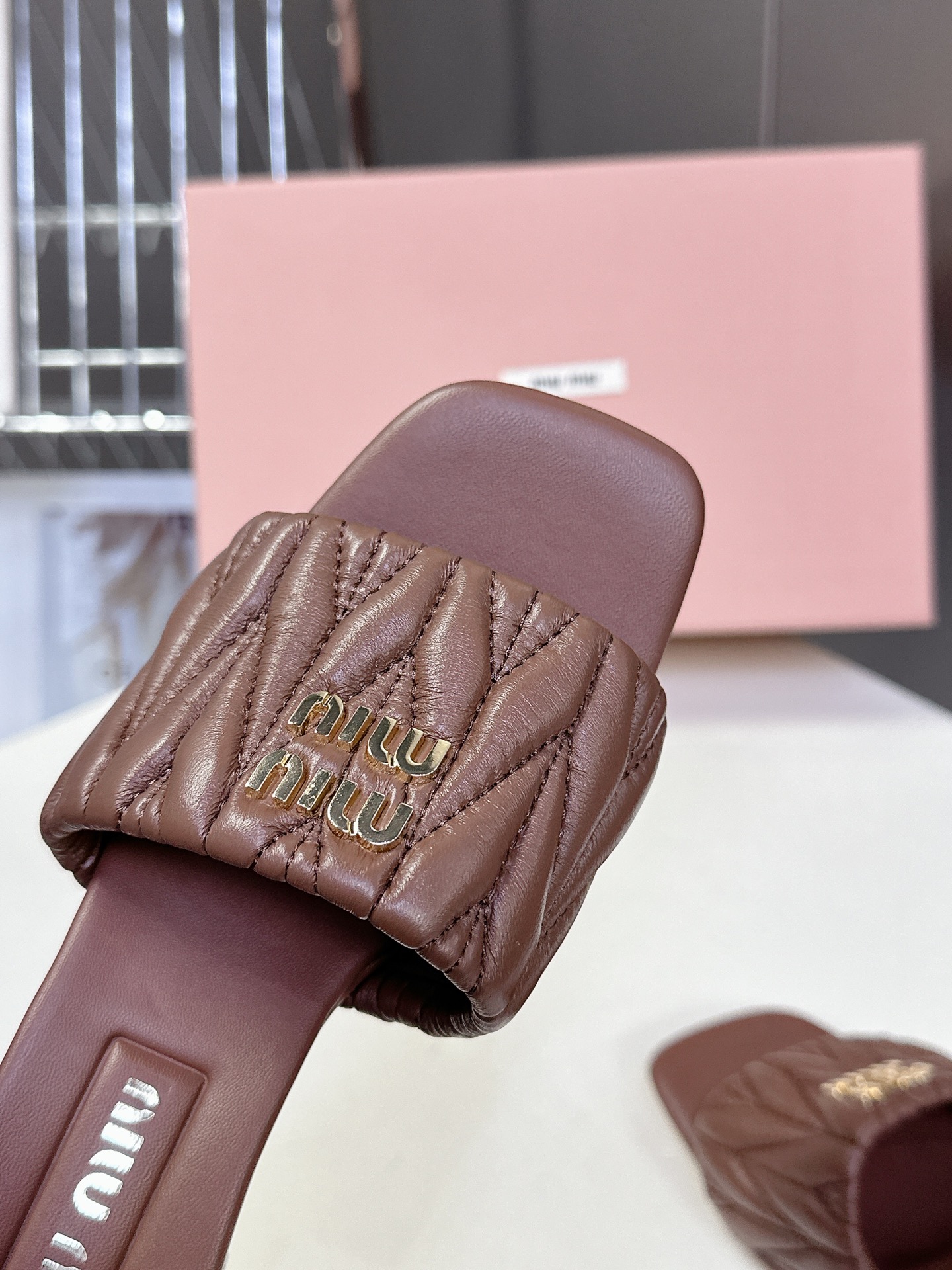  MiuMiu 缪缪春夏秀款拖鞋
        面料采用原版一致进口小牛皮 牛自然褶皱 开模logo五