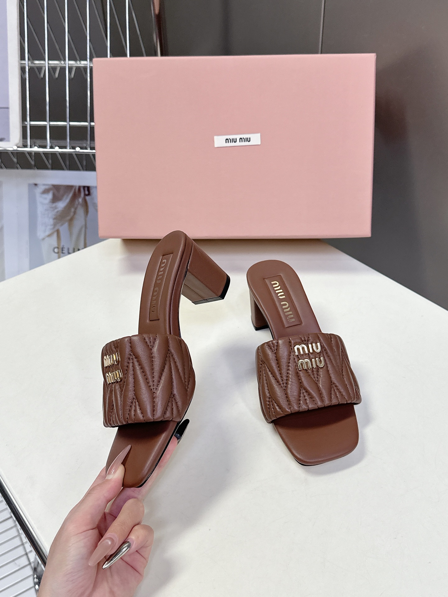  MiuMiu 缪缪春夏秀款拖鞋
        面料采用原版一致进口小牛皮 牛自然褶皱 开模logo五