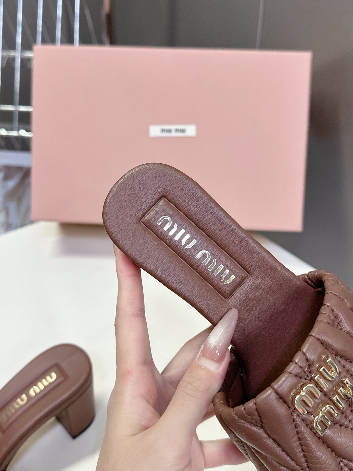  MiuMiu 缪缪春夏秀款拖鞋
        面料采用原版一致进口小牛皮 牛自然褶皱 开模logo五