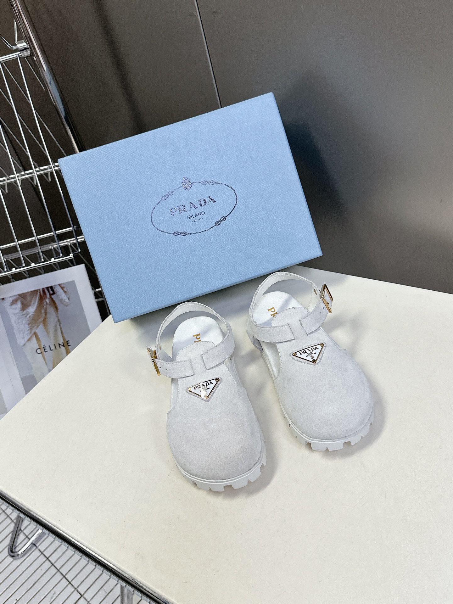  Prada普拉达春夏最新三角标复古休闲鞋

原版购入开发 做货 这款皮革运动鞋时尚简洁，展现出极简风格