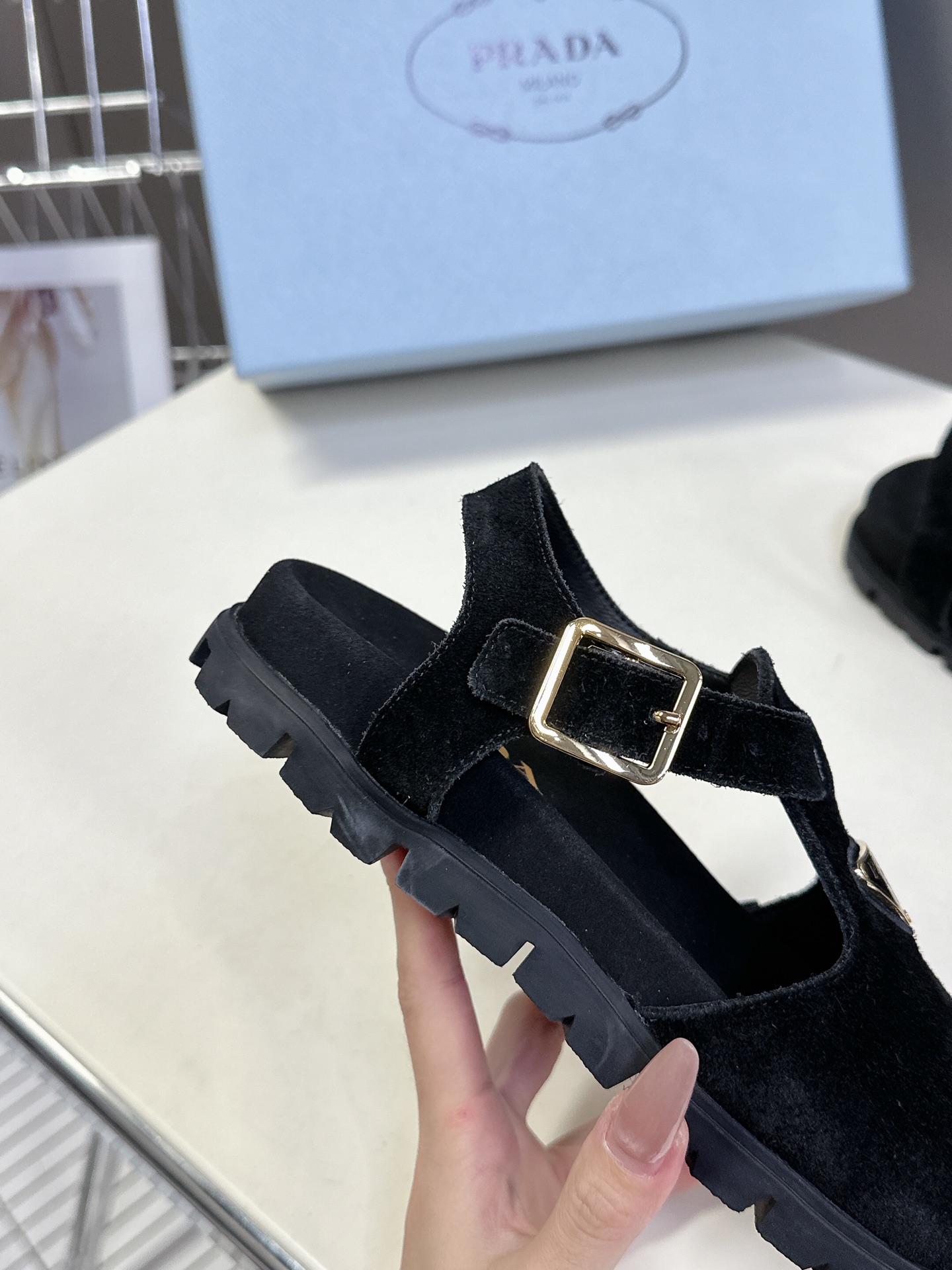  Prada普拉达春夏最新三角标复古休闲鞋

原版购入开发 做货 这款皮革运动鞋时尚简洁，展现出极简风格