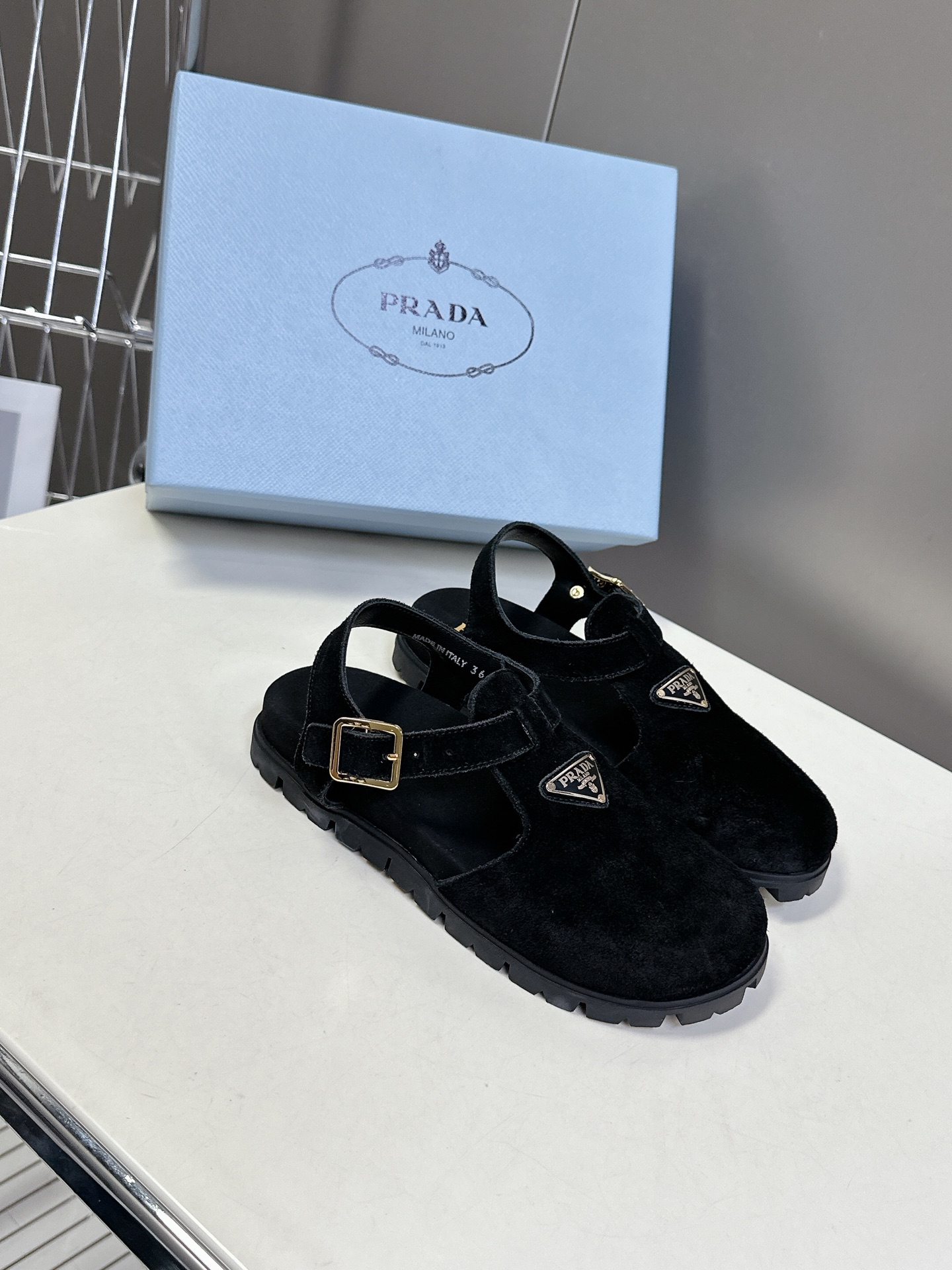  Prada普拉达春夏最新三角标复古休闲鞋

原版购入开发 做货 这款皮革运动鞋时尚简洁，展现出极简风格
