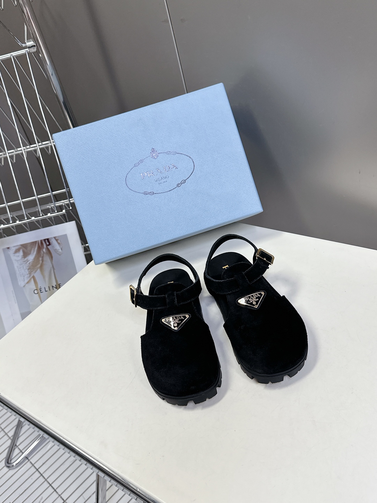  Prada普拉达春夏最新三角标复古休闲鞋

原版购入开发 做货 这款皮革运动鞋时尚简洁，展现出极简风格