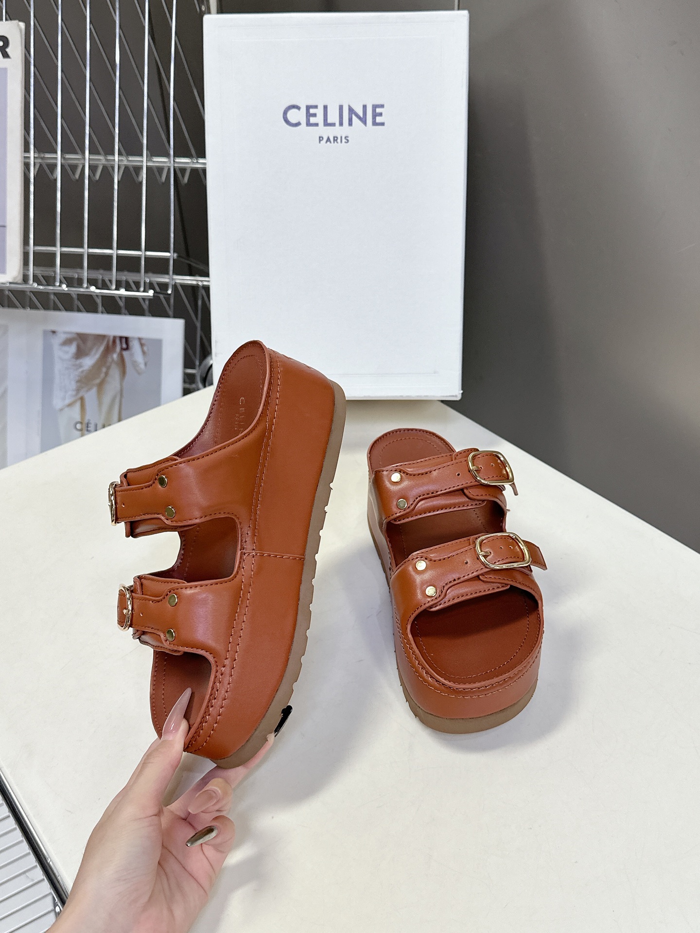   Celine 思琳春夏新款厚底凉拖鞋
         25秀款出镜率最高单品复古做旧风格🔥🔥 矮个
