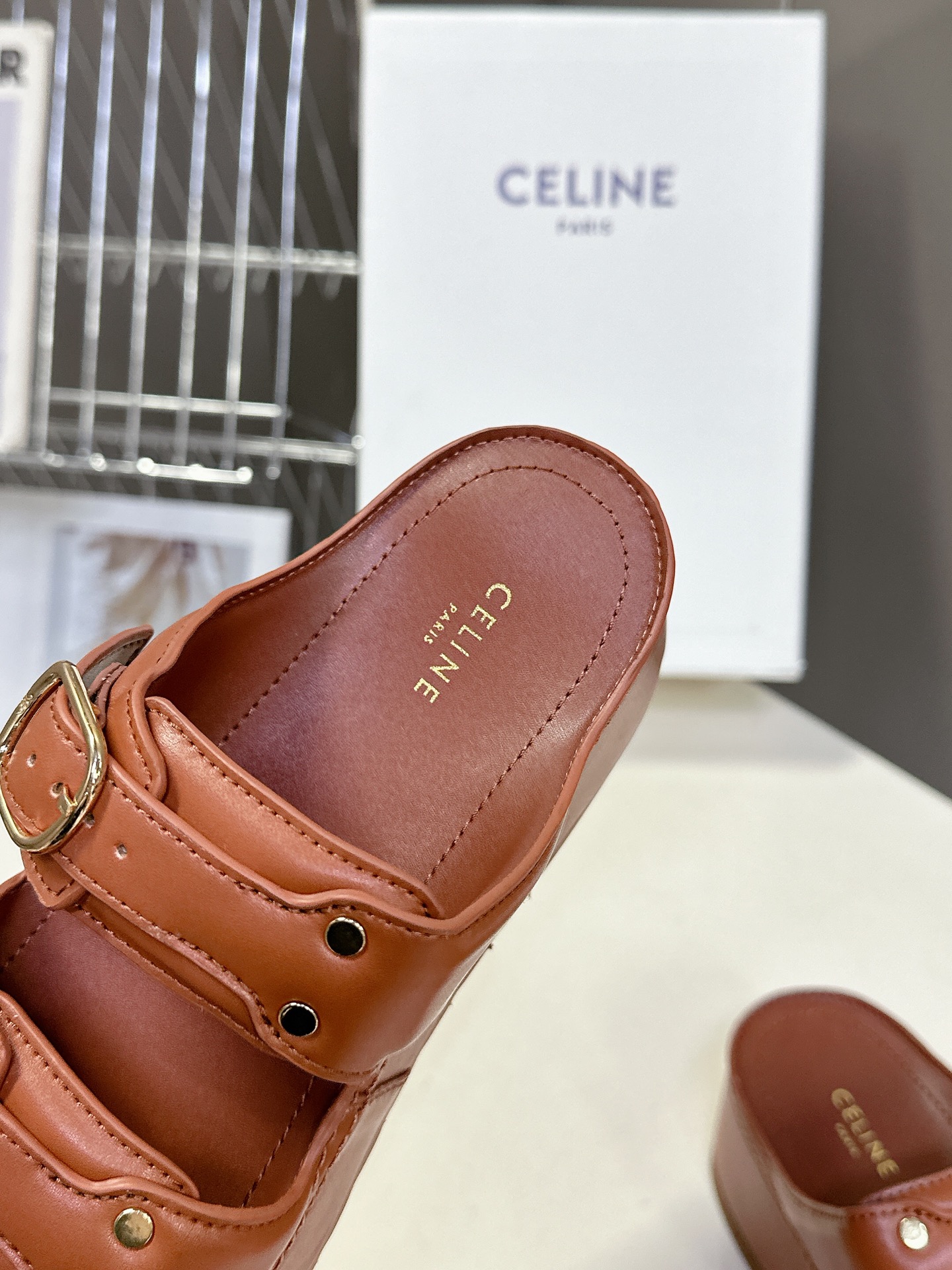   Celine 思琳春夏新款厚底凉拖鞋
         25秀款出镜率最高单品复古做旧风格🔥🔥 矮个