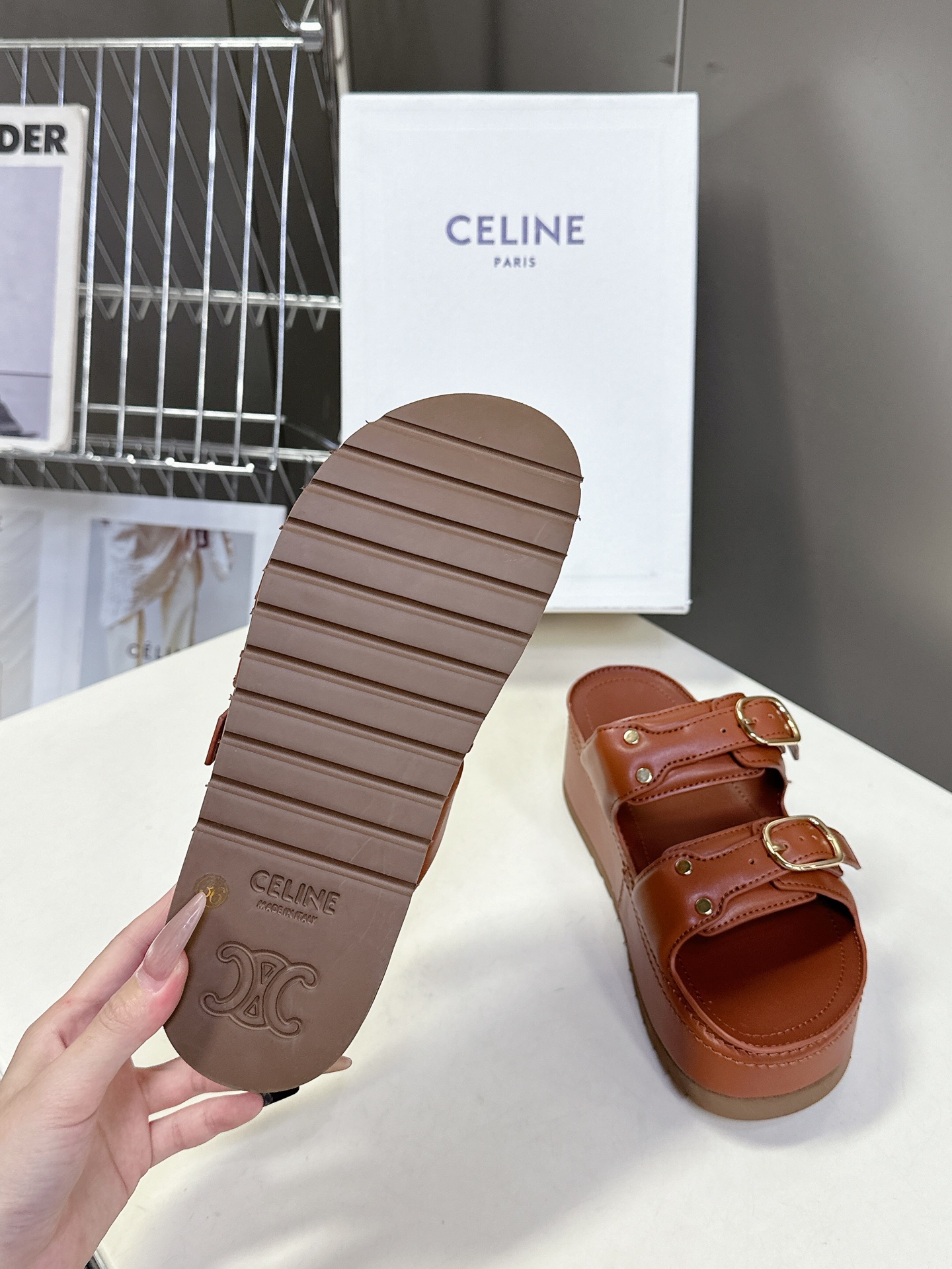   Celine 思琳春夏新款厚底凉拖鞋
         25秀款出镜率最高单品复古做旧风格🔥🔥 矮个