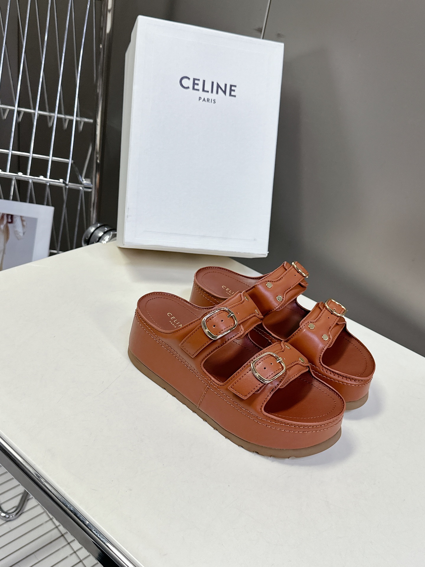   Celine 思琳春夏新款厚底凉拖鞋
         25秀款出镜率最高单品复古做旧风格🔥🔥 矮个