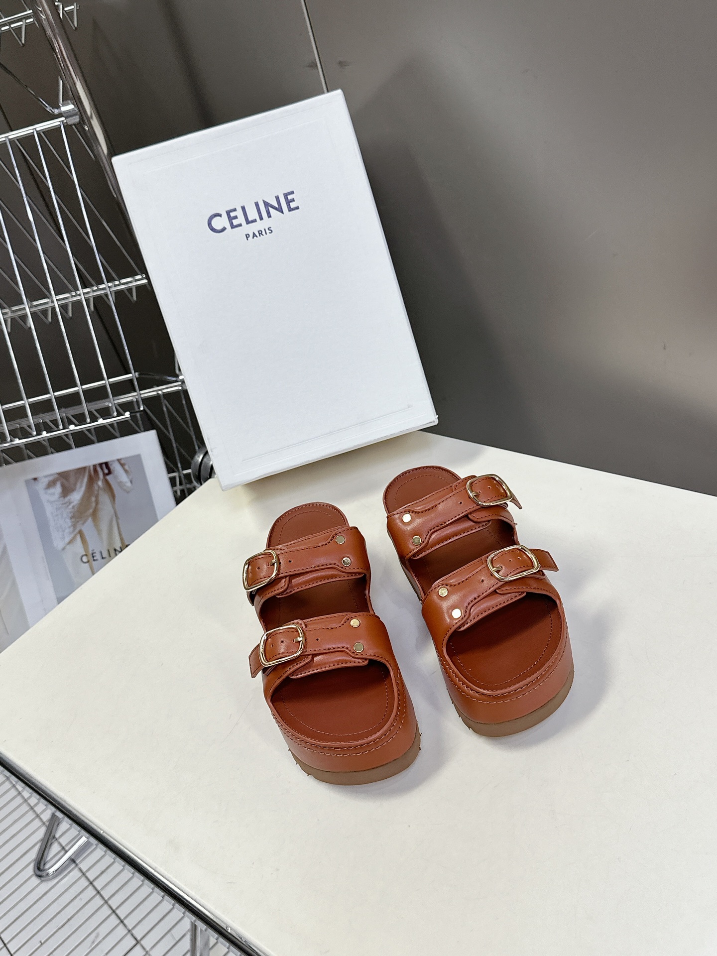   Celine 思琳春夏新款厚底凉拖鞋
         25秀款出镜率最高单品复古做旧风格🔥🔥 矮个