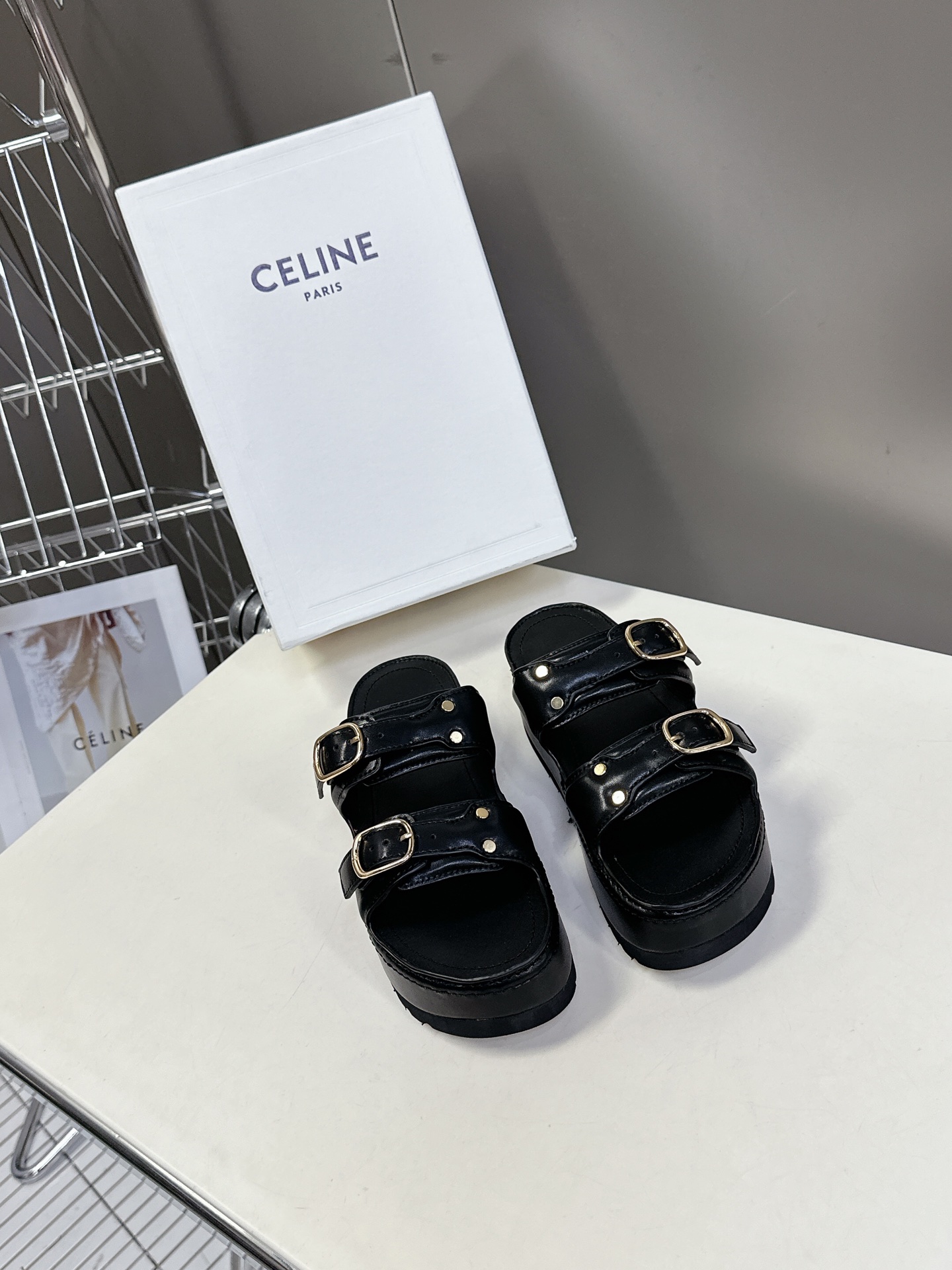   Celine 思琳春夏新款厚底凉拖鞋
         25秀款出镜率最高单品复古做旧风格🔥🔥 矮个