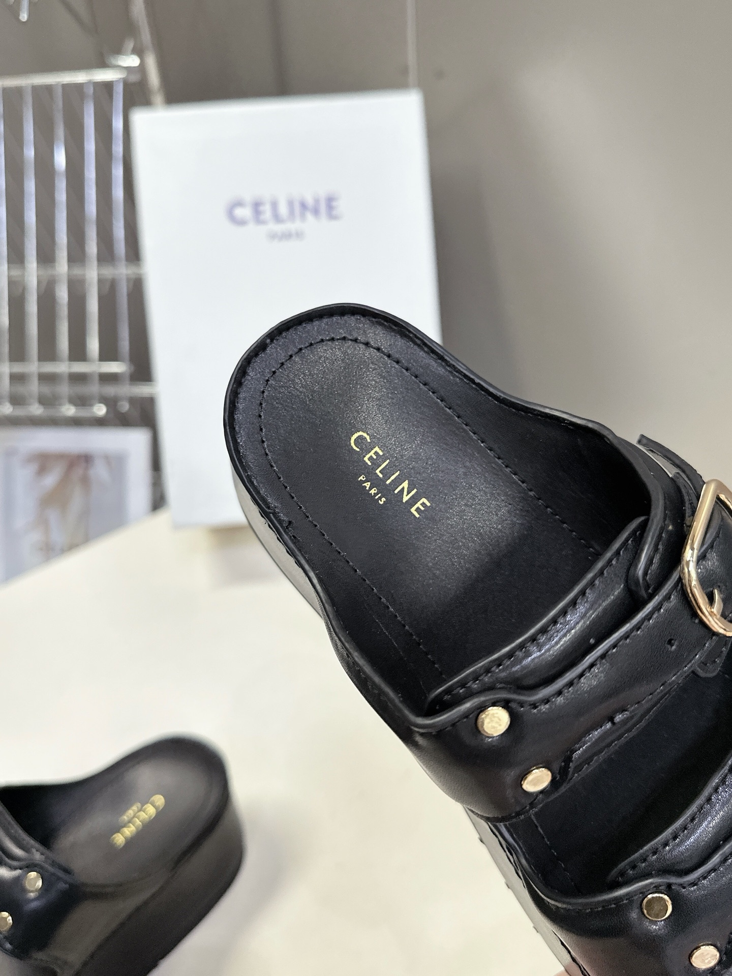   Celine 思琳春夏新款厚底凉拖鞋
         25秀款出镜率最高单品复古做旧风格🔥🔥 矮个