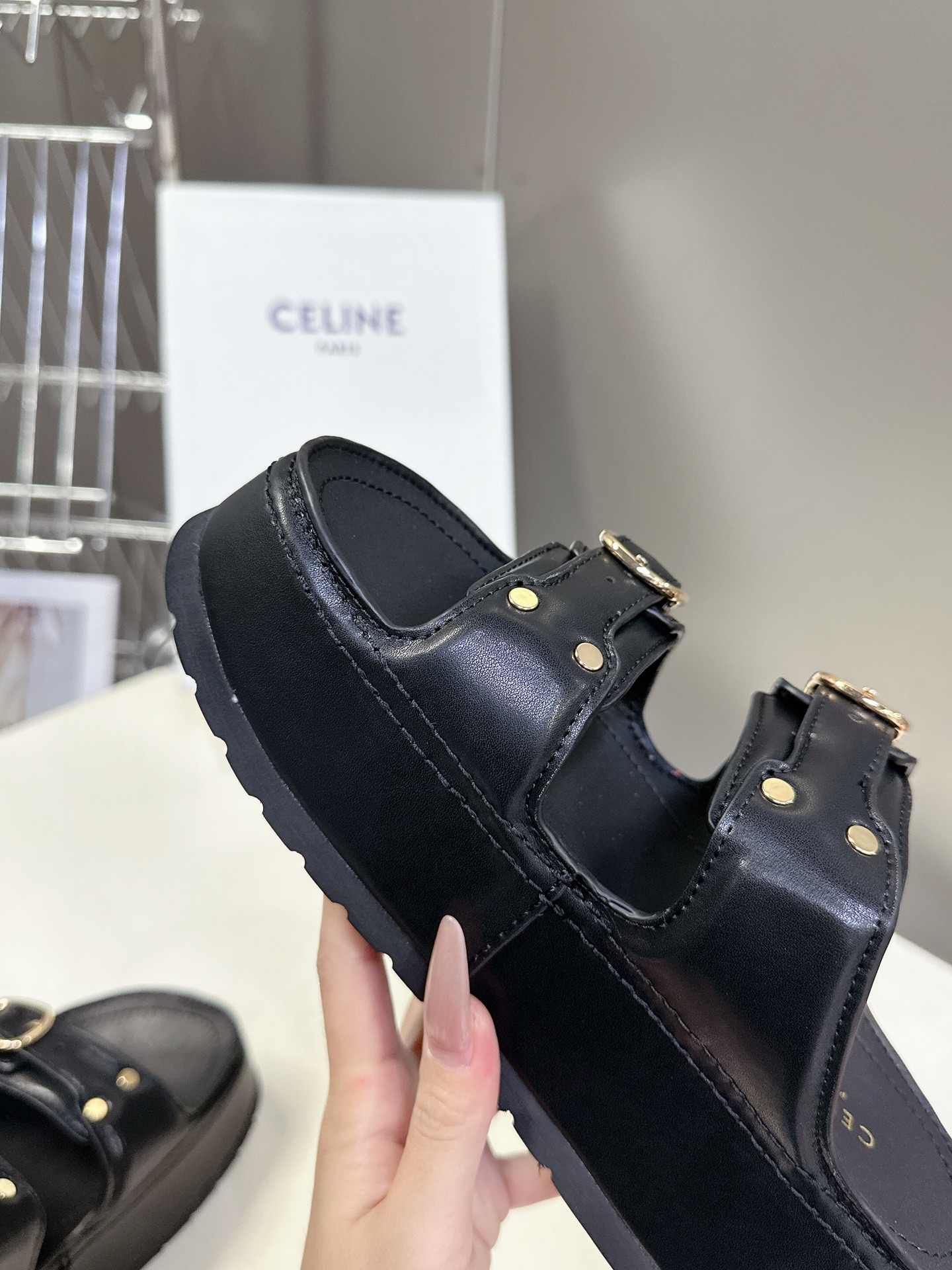   Celine 思琳春夏新款厚底凉拖鞋
         25秀款出镜率最高单品复古做旧风格🔥🔥 矮个